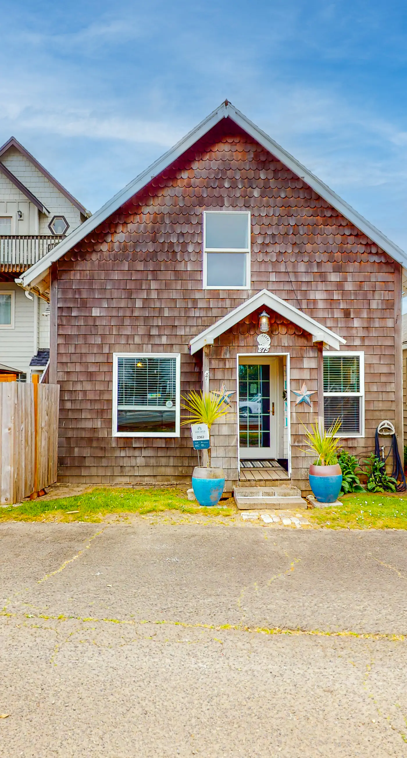 Dog Friendly Cottage with Private Hot Tub Close to Beach and Downtown