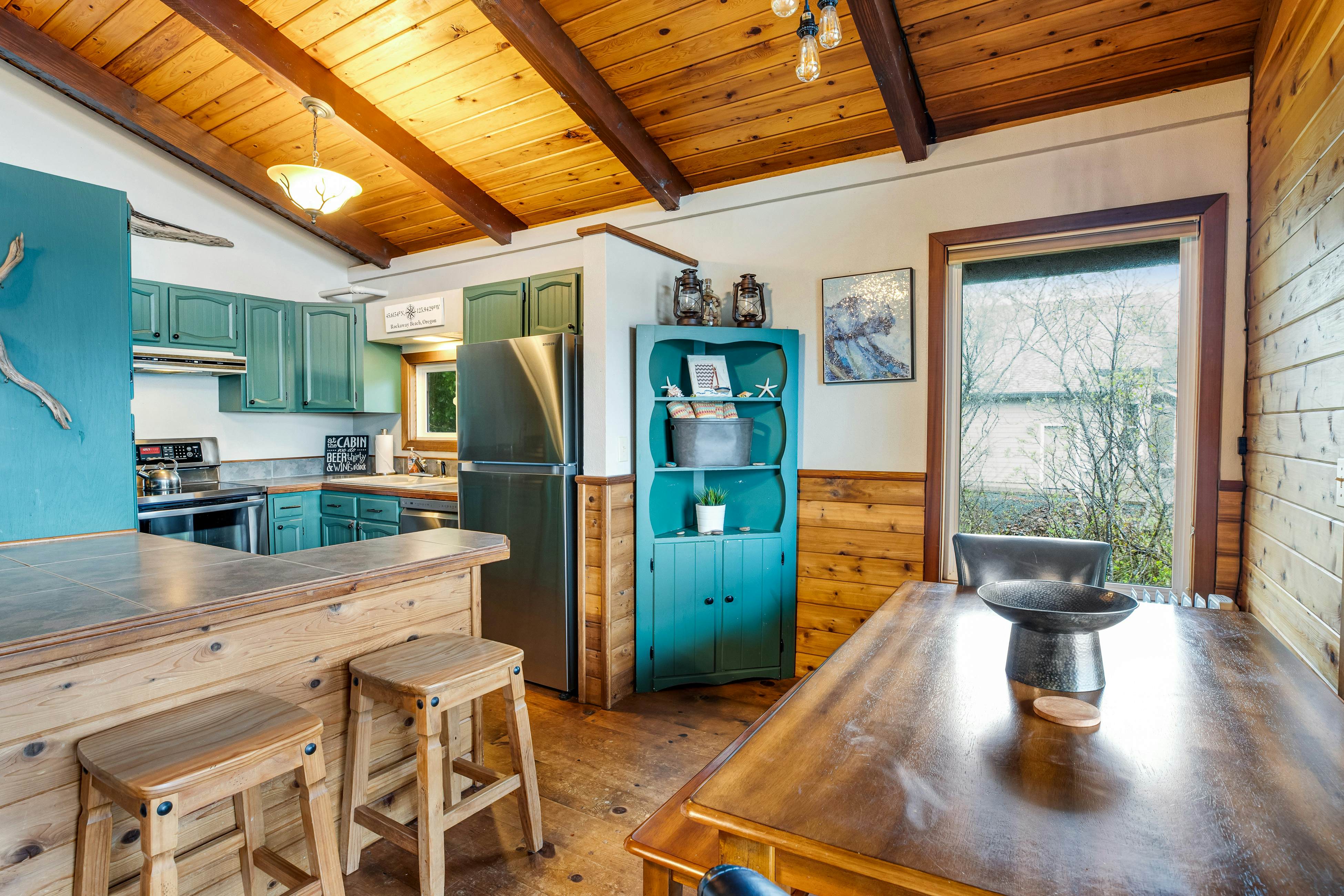 Rustic waterfront woodland lodge w/ impressive lake views from patio