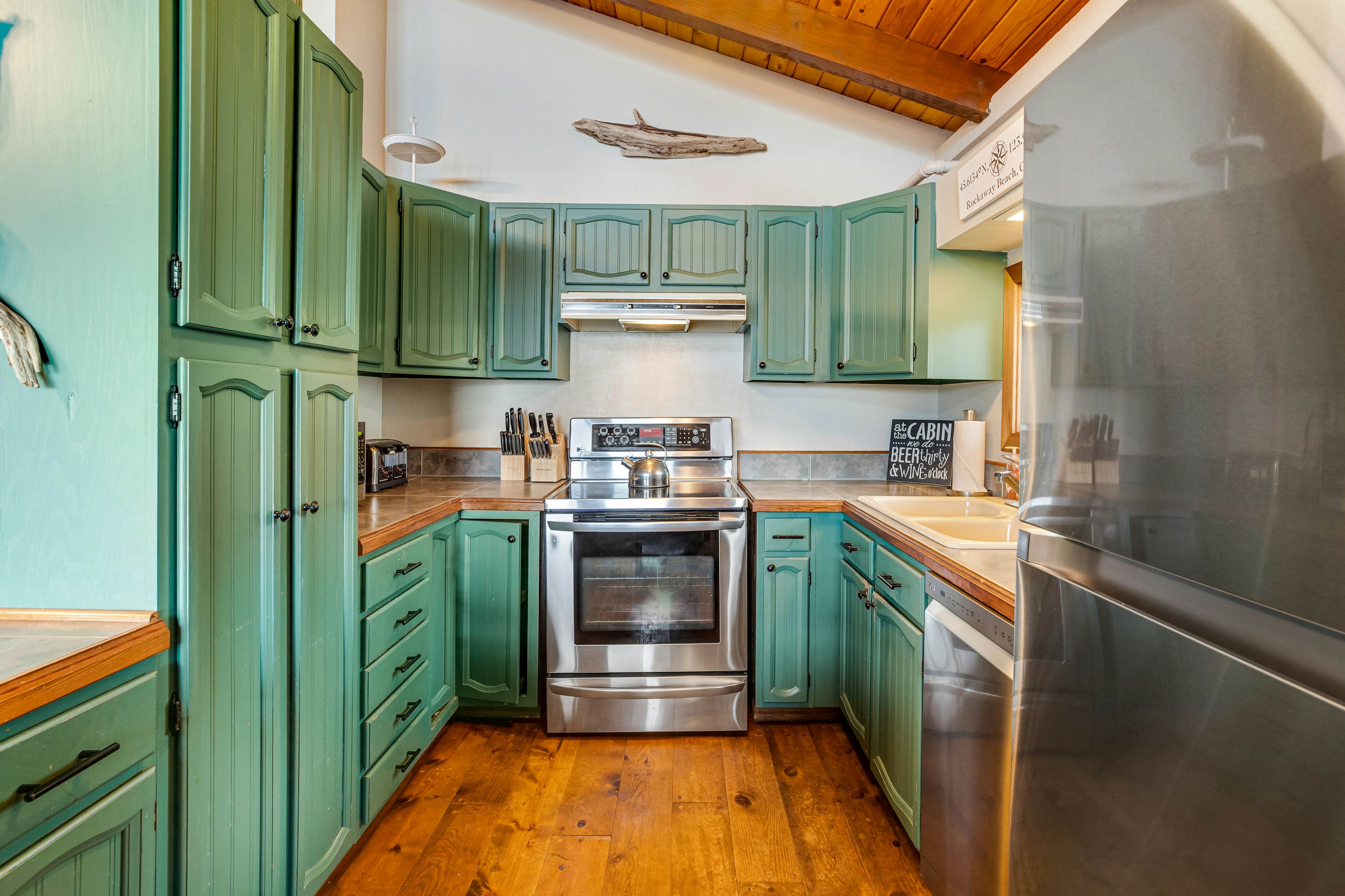 Rustic waterfront woodland lodge w/ impressive lake views from patio