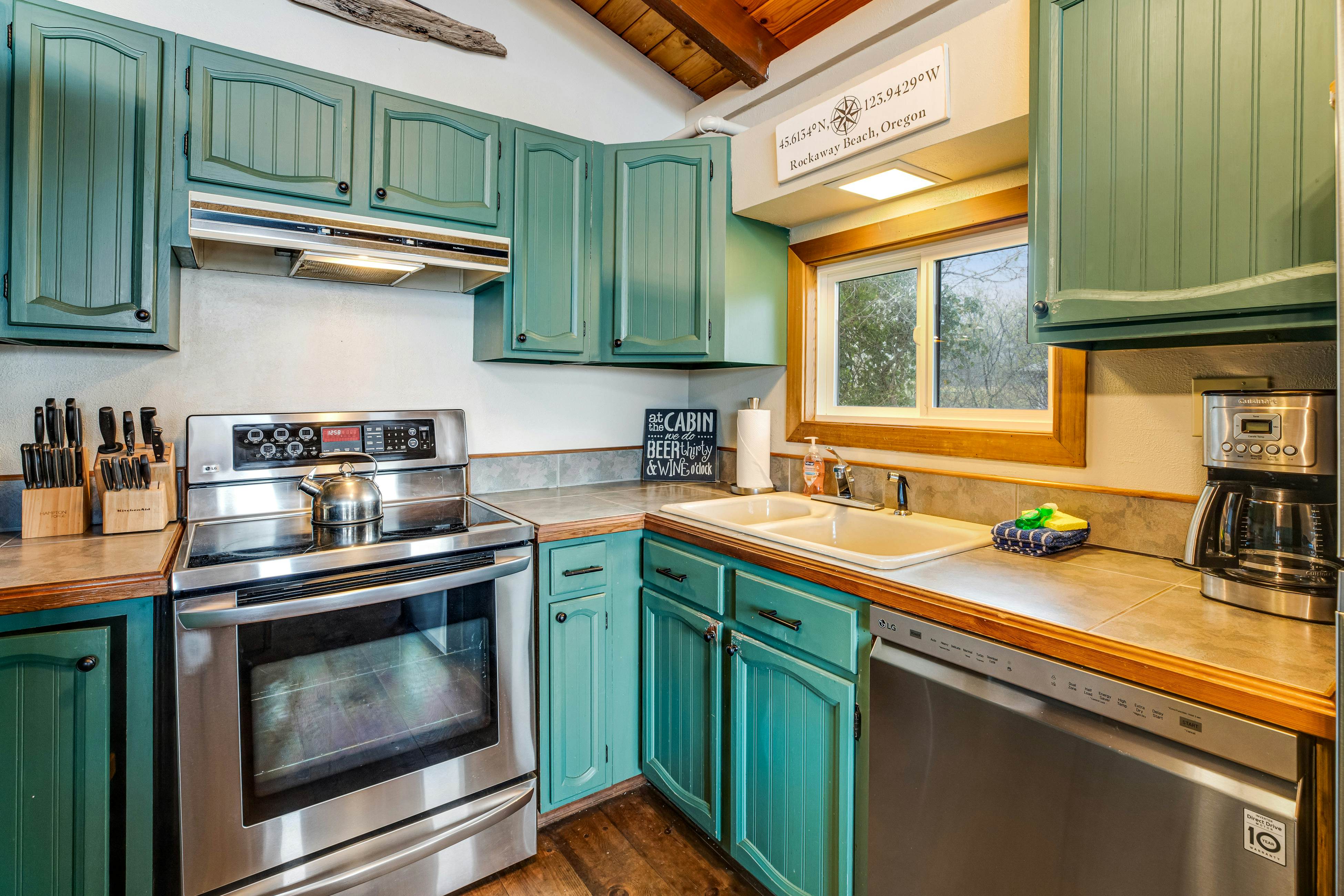 Rustic waterfront woodland lodge w/ impressive lake views from patio