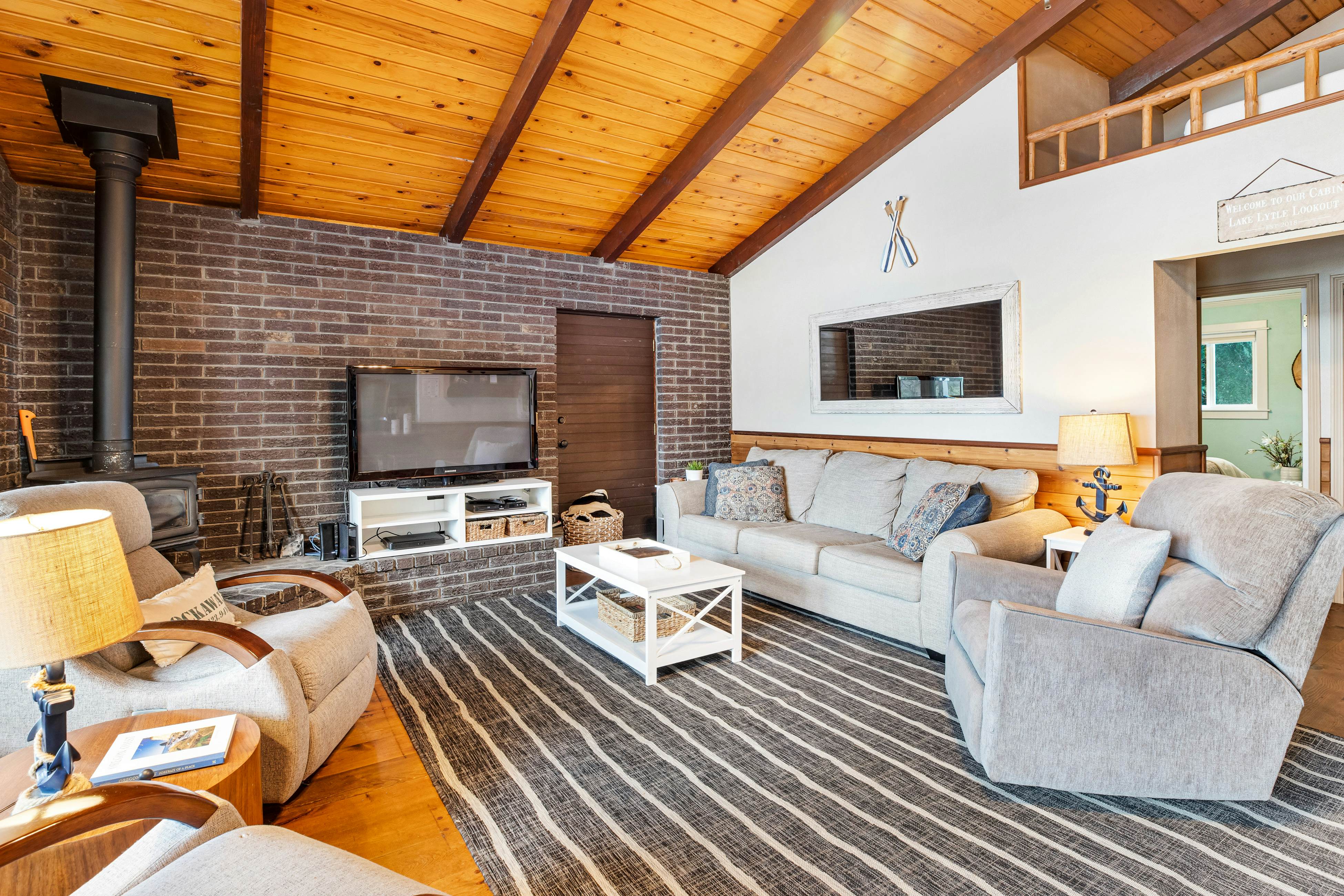 Rustic waterfront woodland lodge w/ impressive lake views from patio