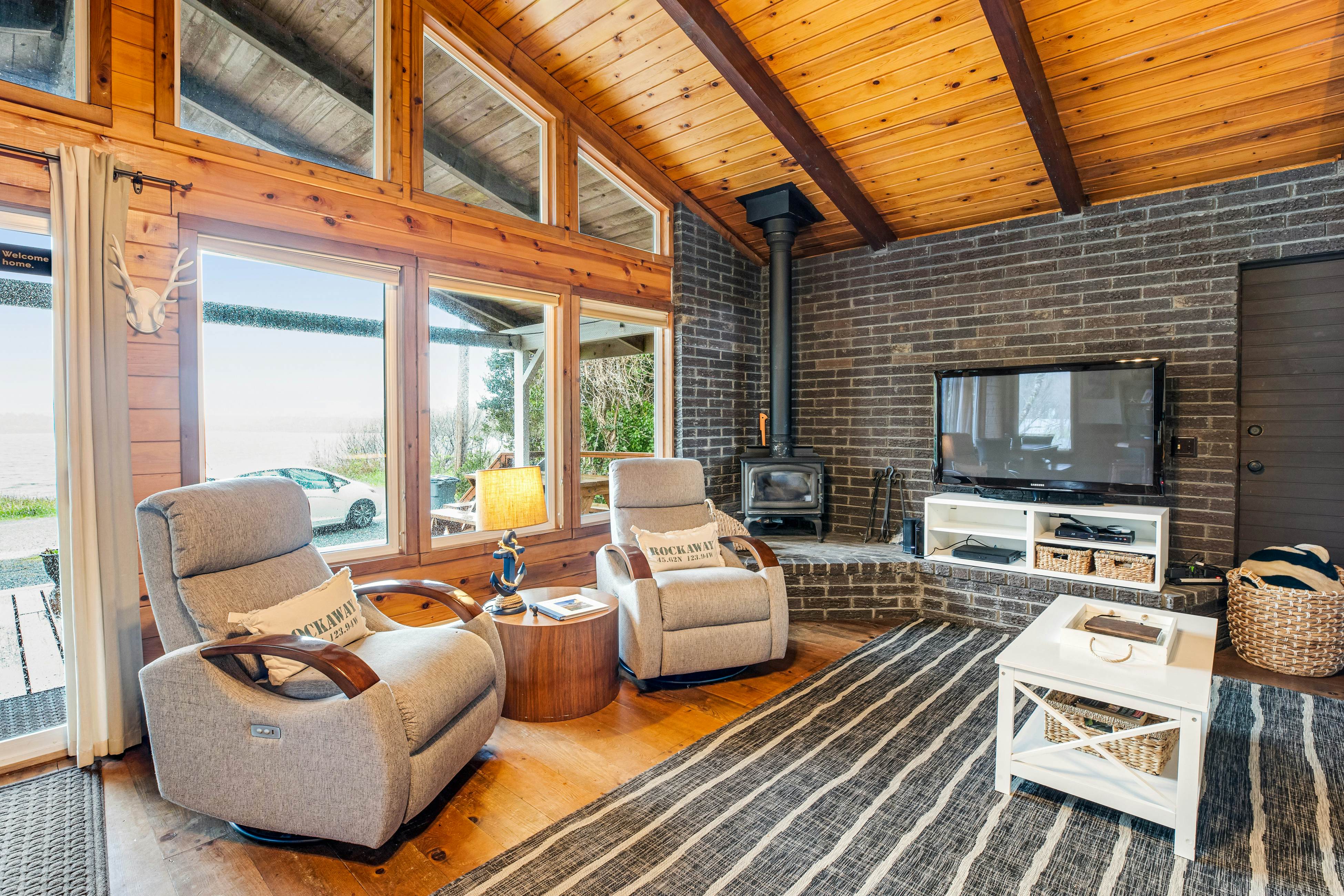 Rustic waterfront woodland lodge w/ impressive lake views from patio