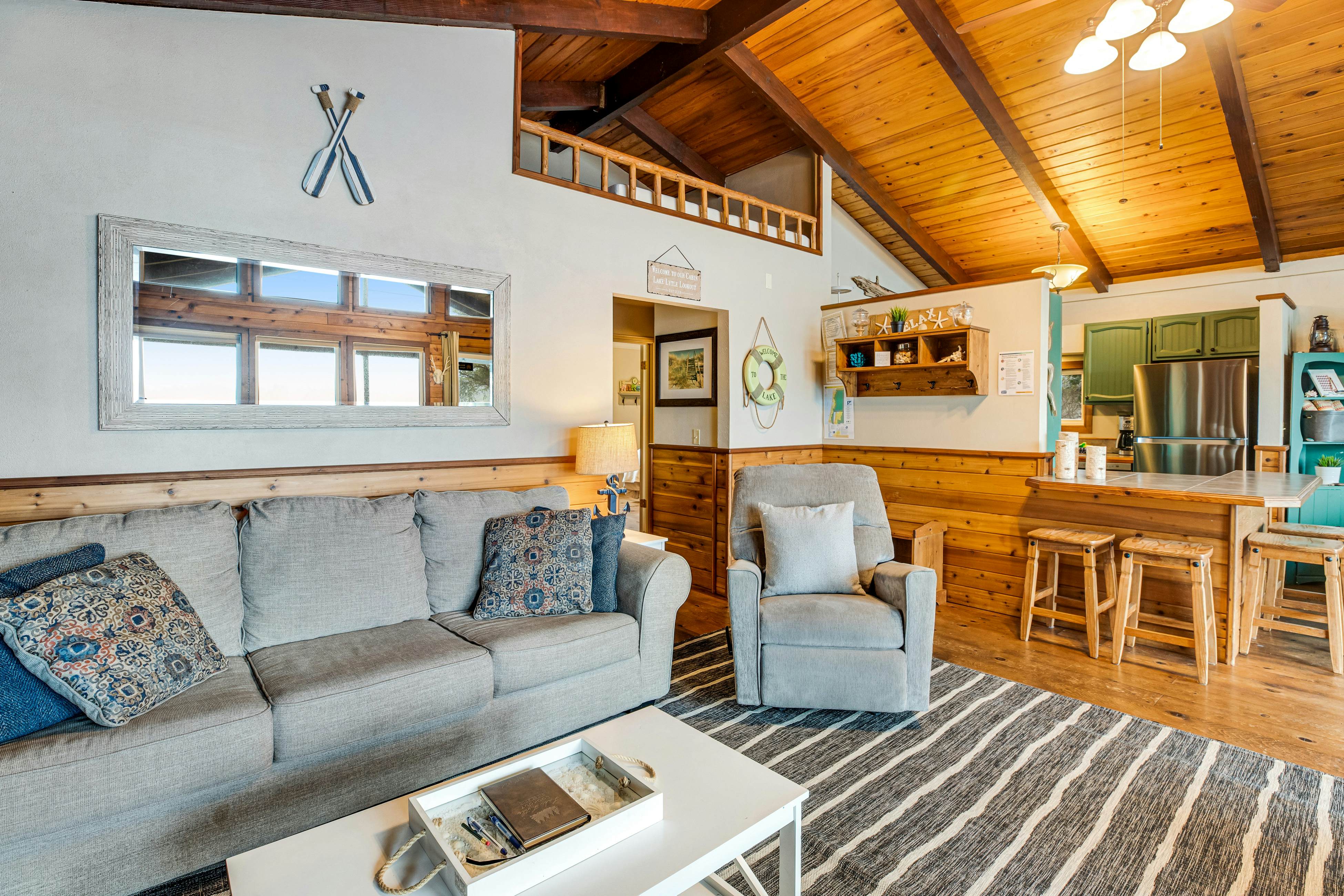 Rustic waterfront woodland lodge w/ impressive lake views from patio