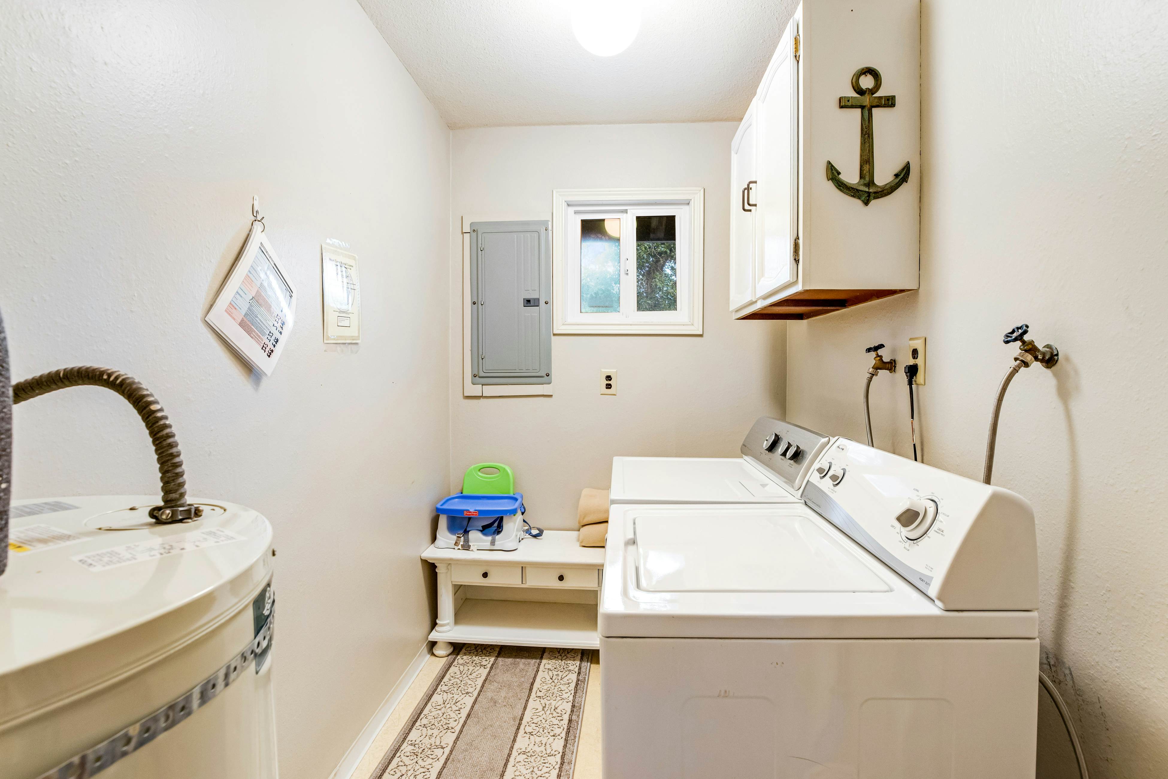 Rustic waterfront woodland lodge w/ impressive lake views from patio