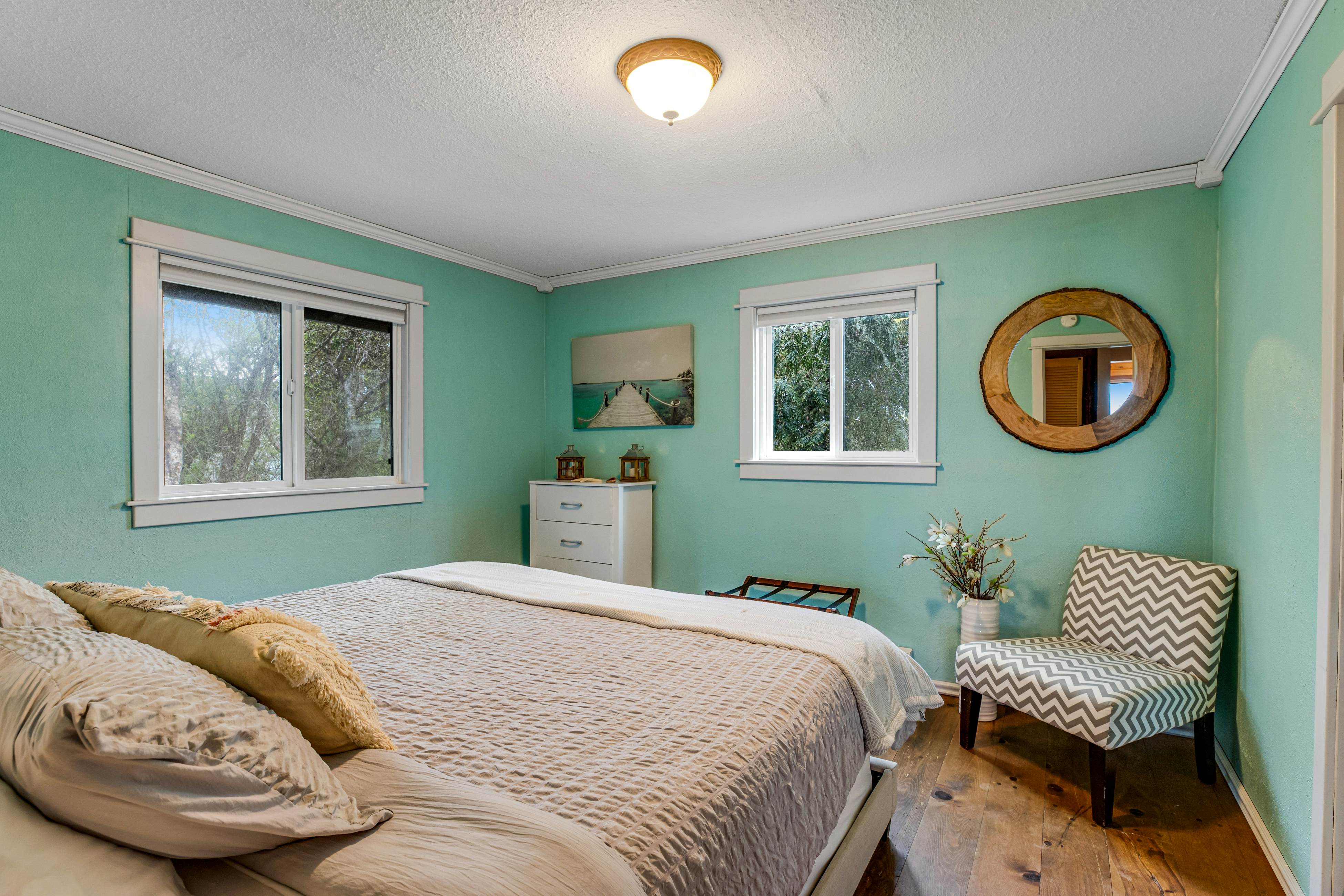 Rustic waterfront woodland lodge w/ impressive lake views from patio