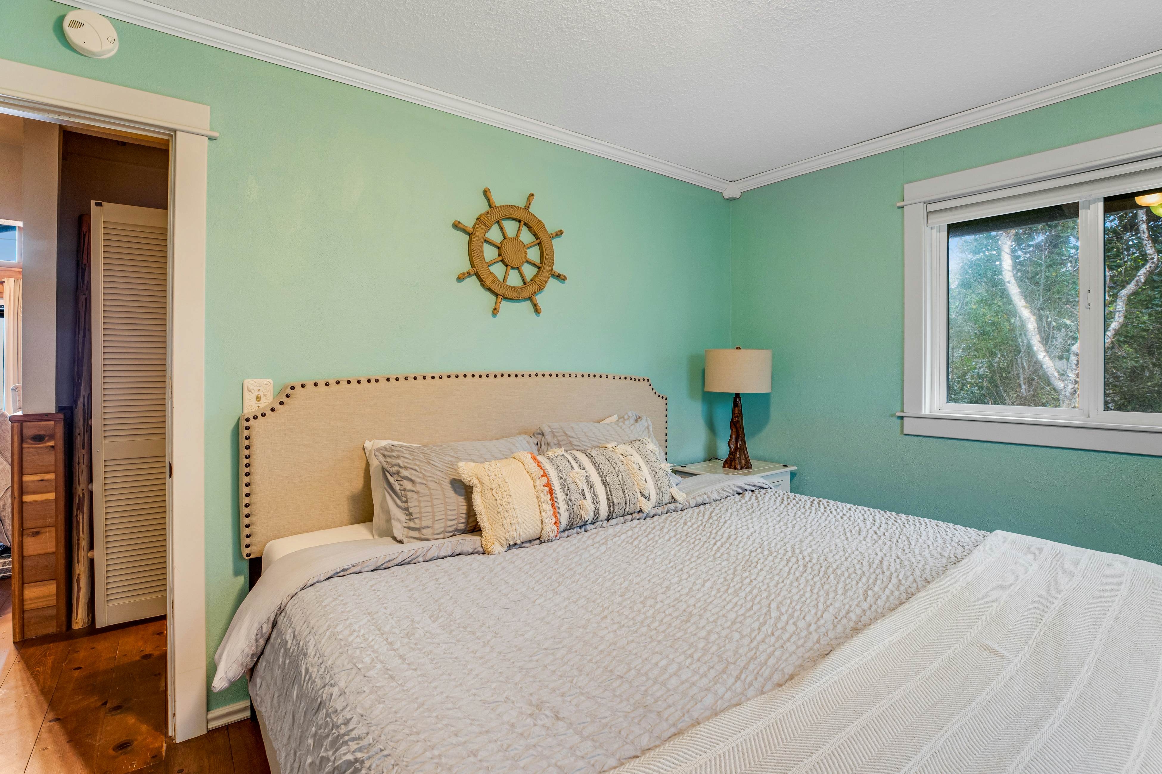 Rustic waterfront woodland lodge w/ impressive lake views from patio