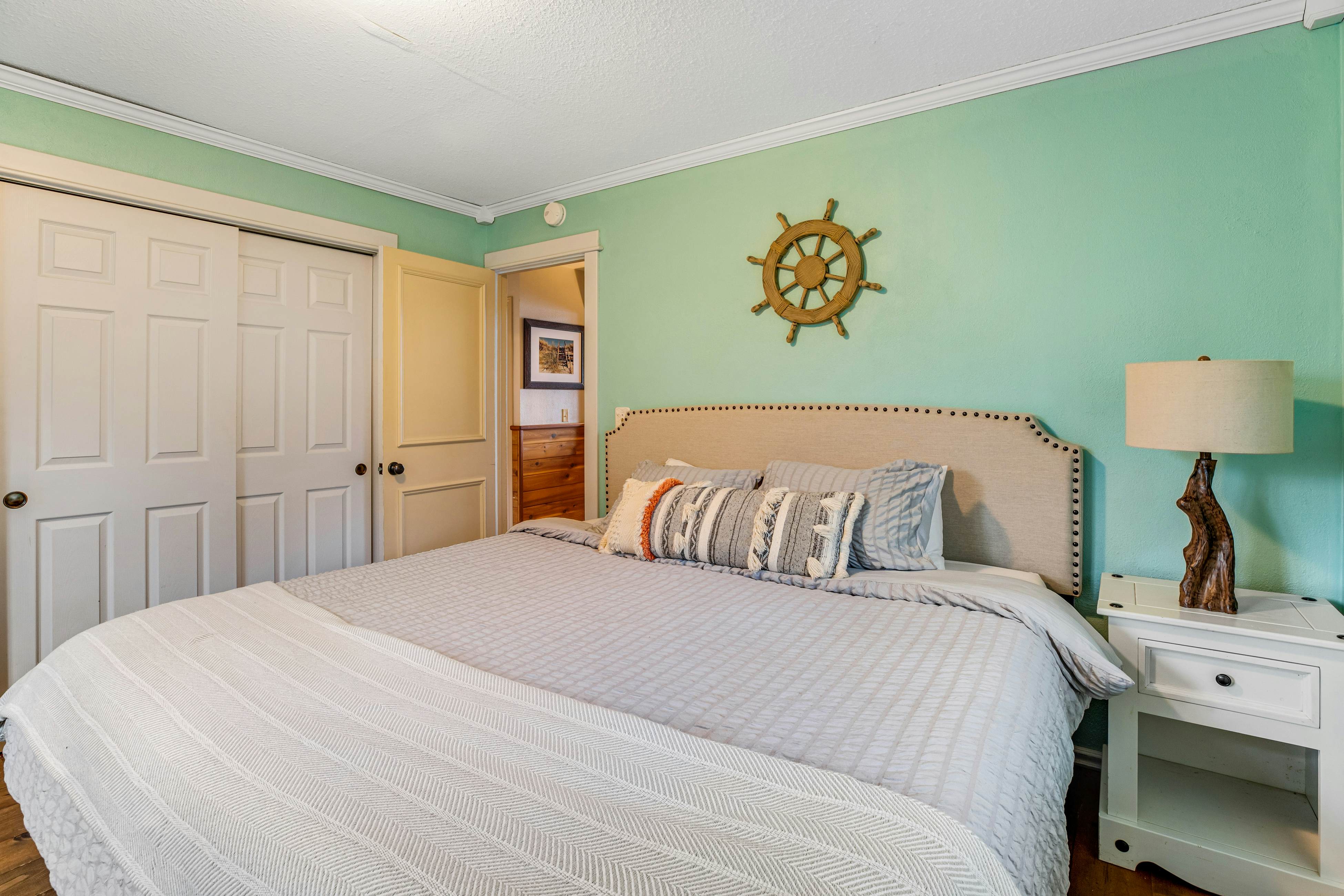 Rustic waterfront woodland lodge w/ impressive lake views from patio