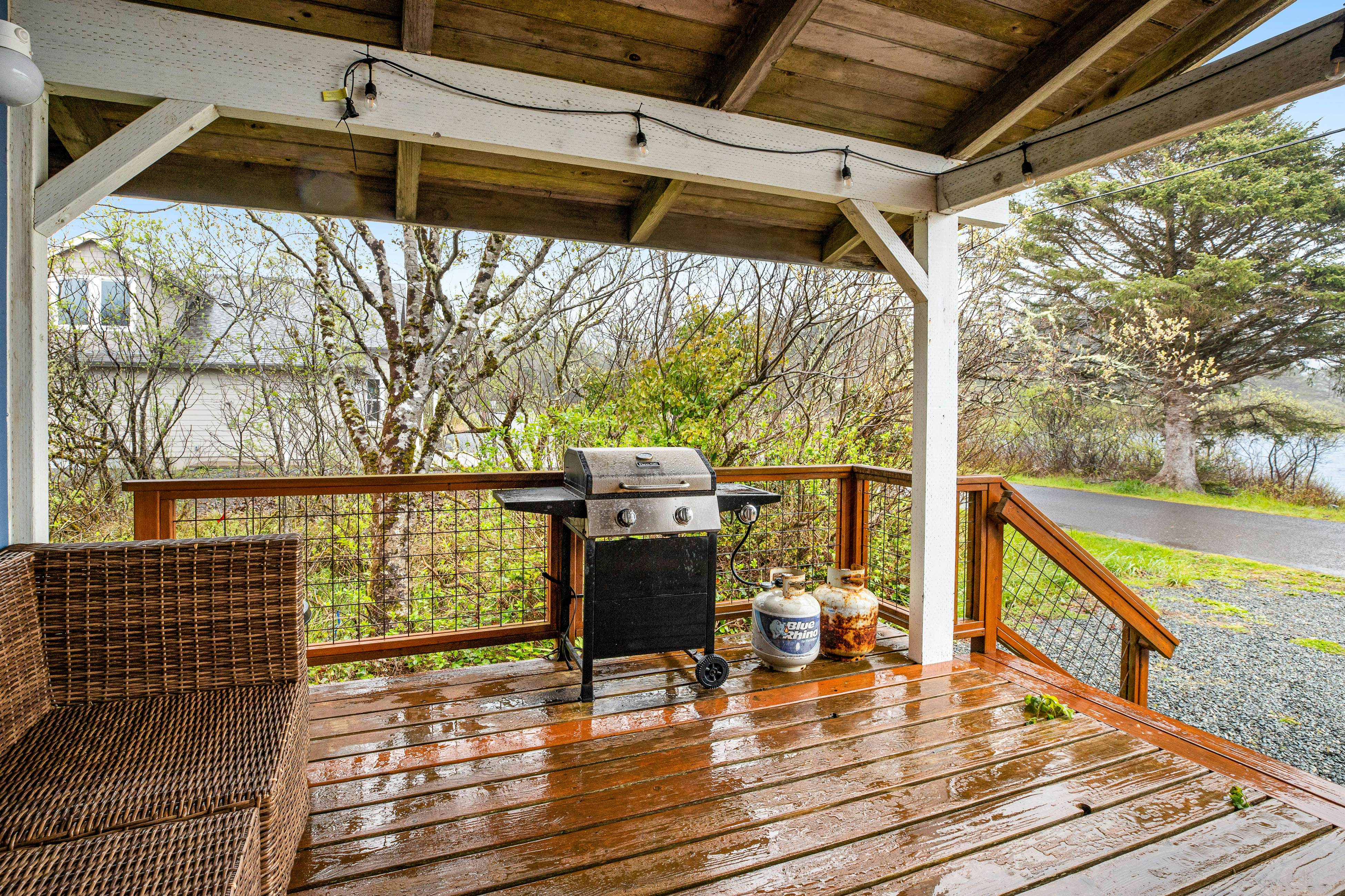 Rustic waterfront woodland lodge w/ impressive lake views from patio
