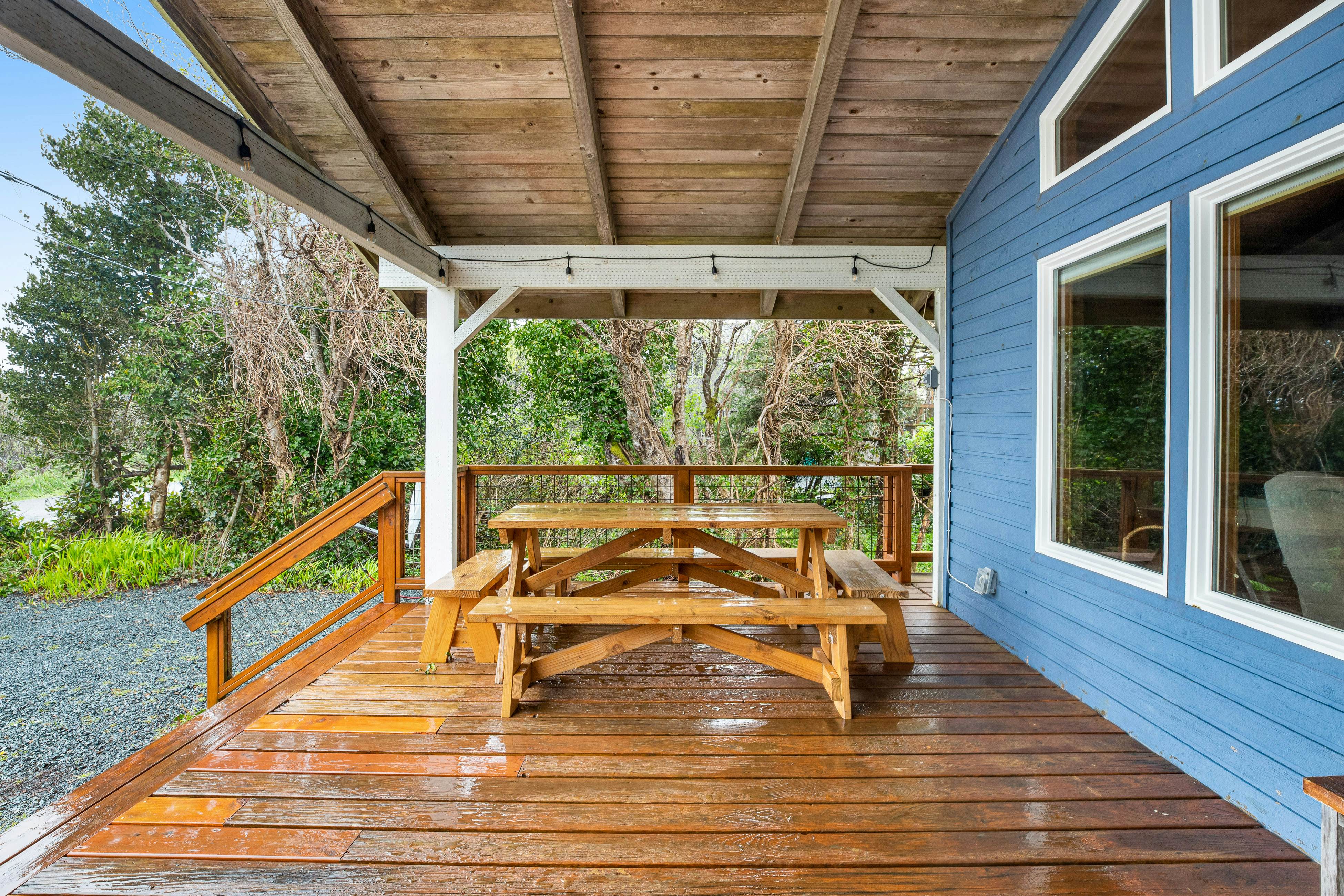 Rustic waterfront woodland lodge w/ impressive lake views from patio