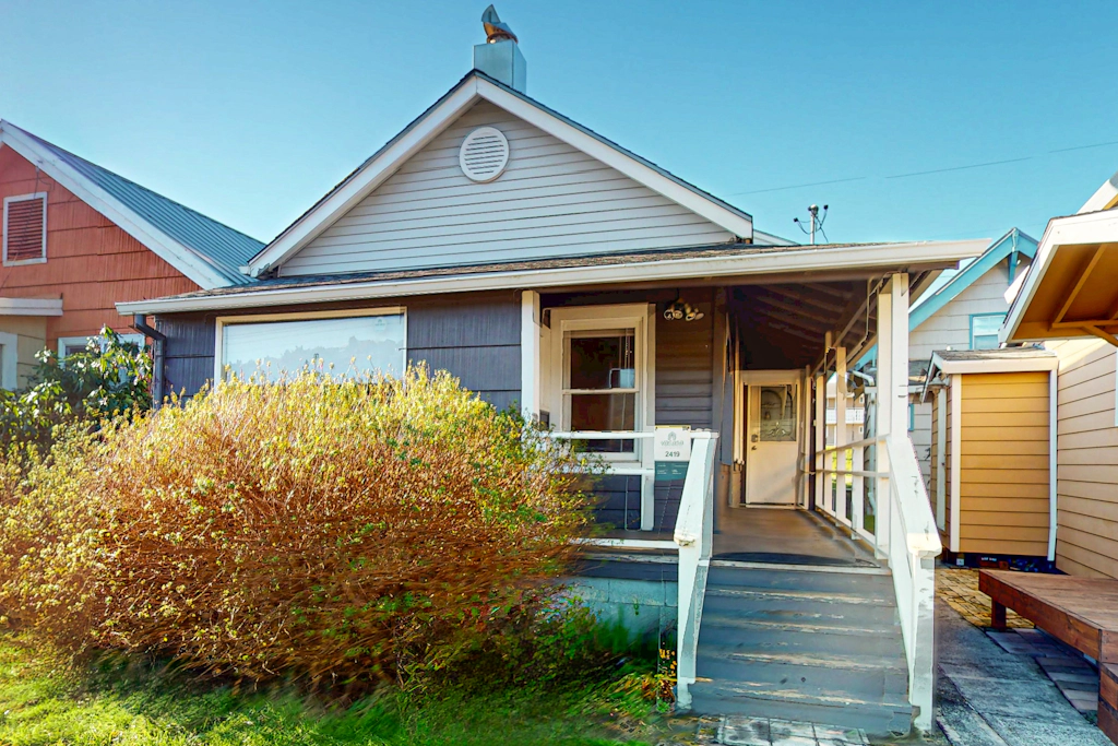 Charming Cottage with Central Location Mountain Views and Beach Access Across Street