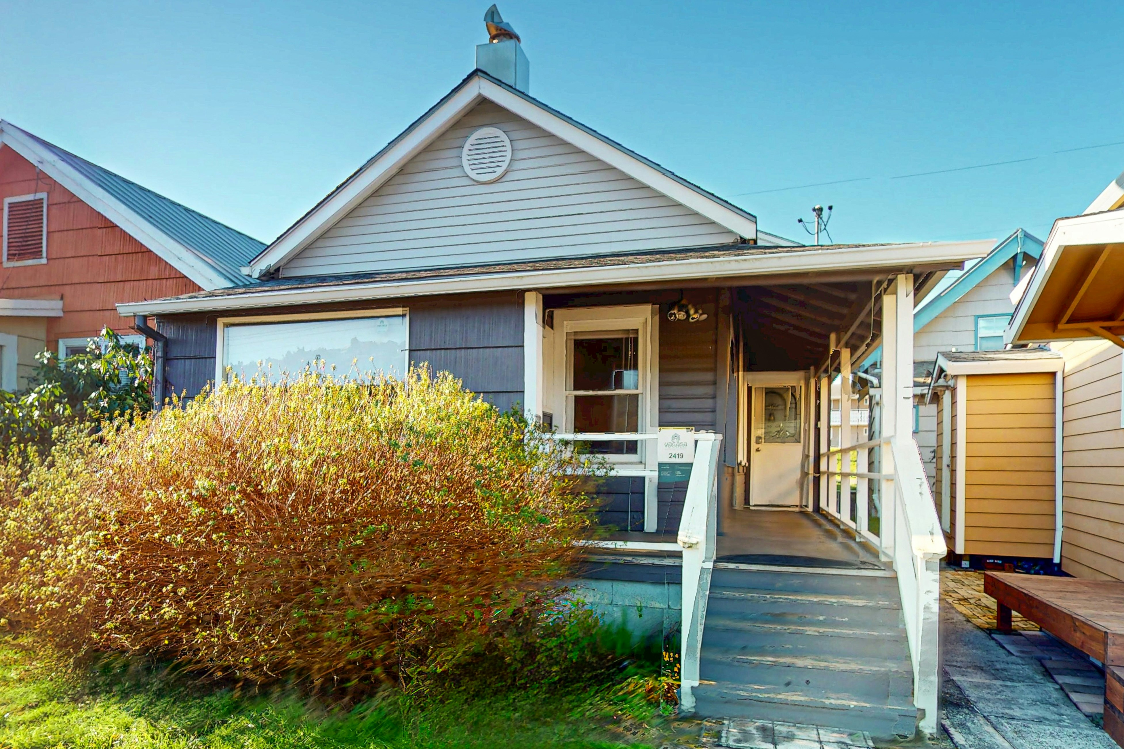 Charming Cottage w/Central Location, Mountain Views & Beach Access Across Street