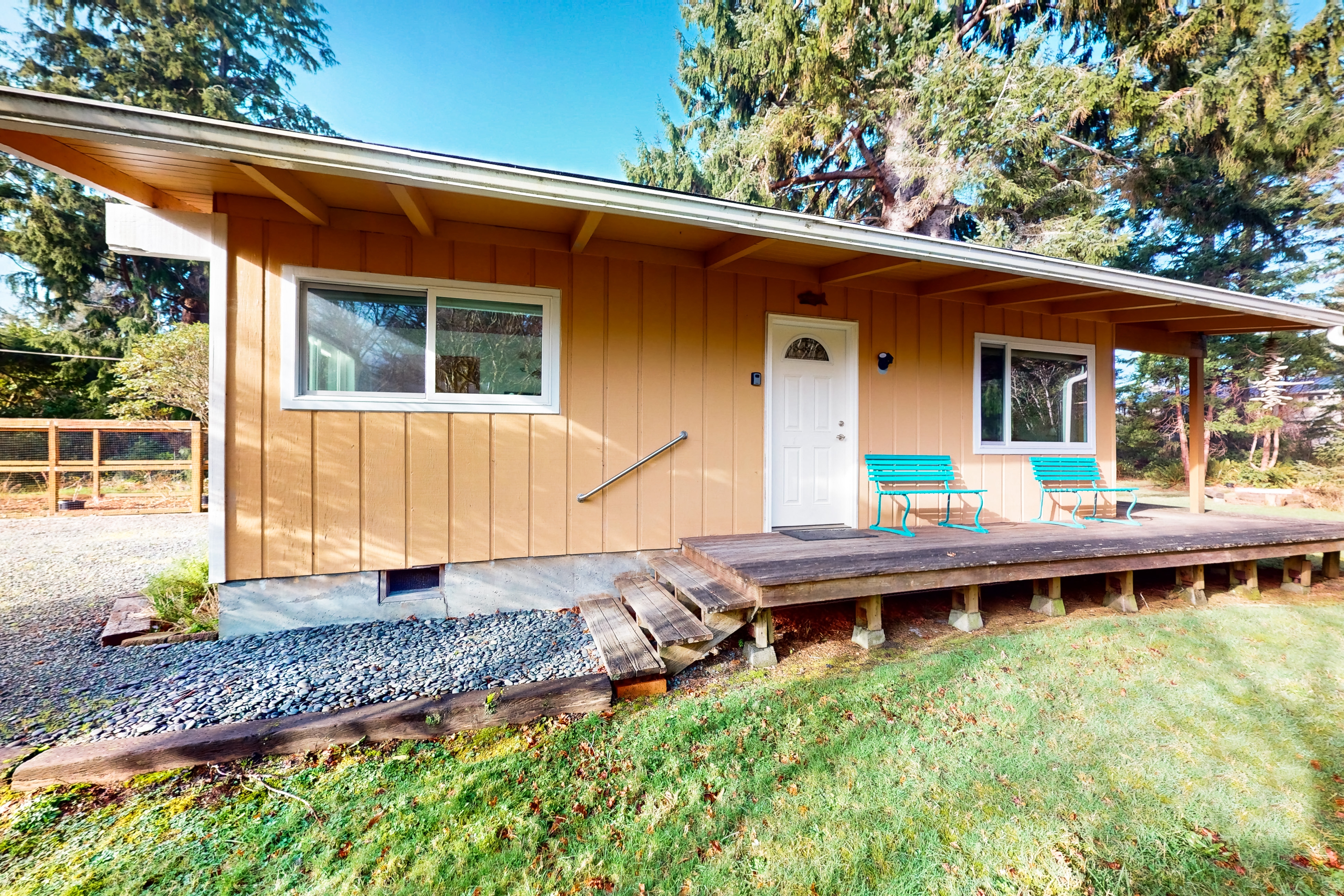 Cozy home in peaceful neighborhood near park beach shops and restaurants