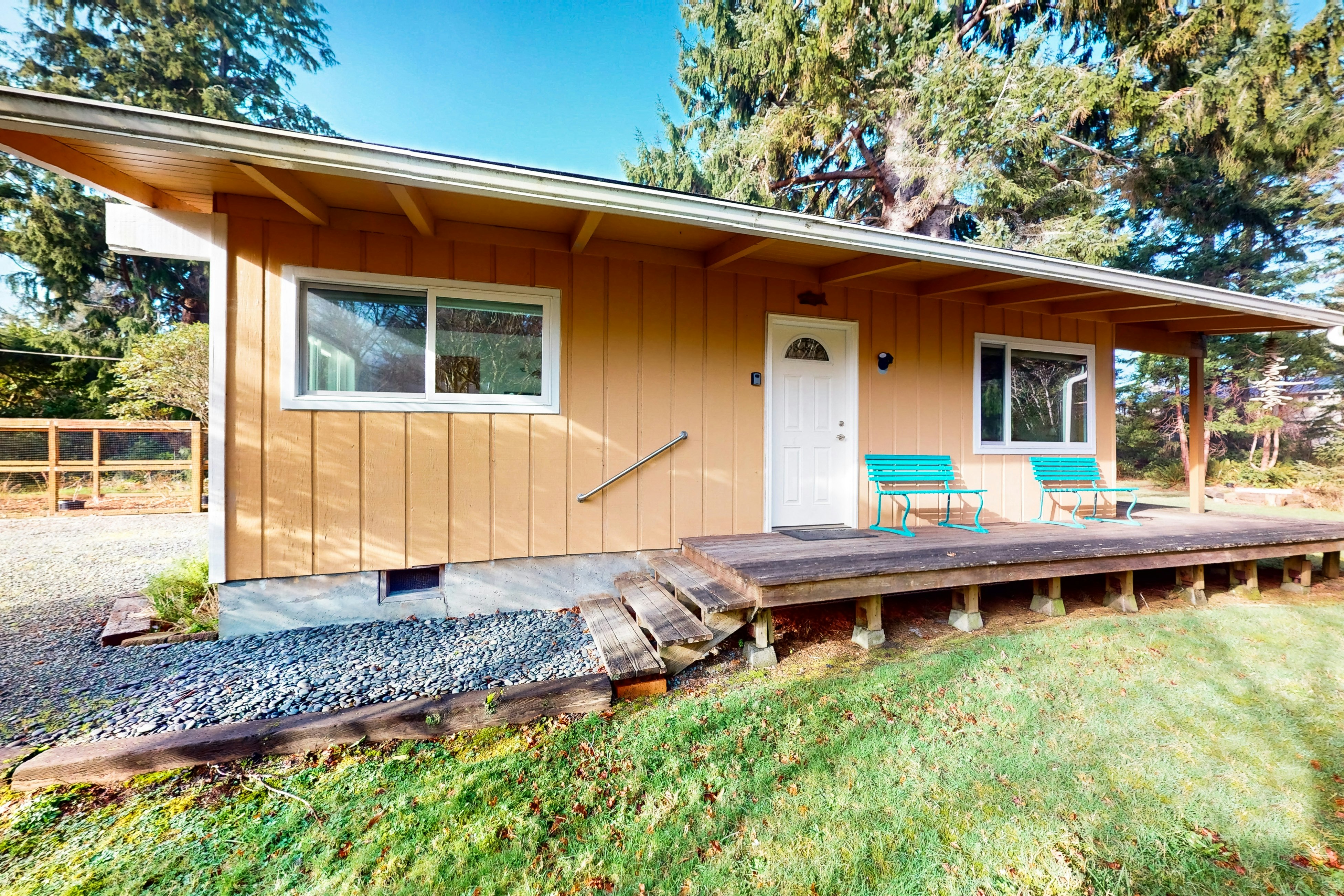 Cozy home in peaceful neighborhood near park, beach, shops & restaurants