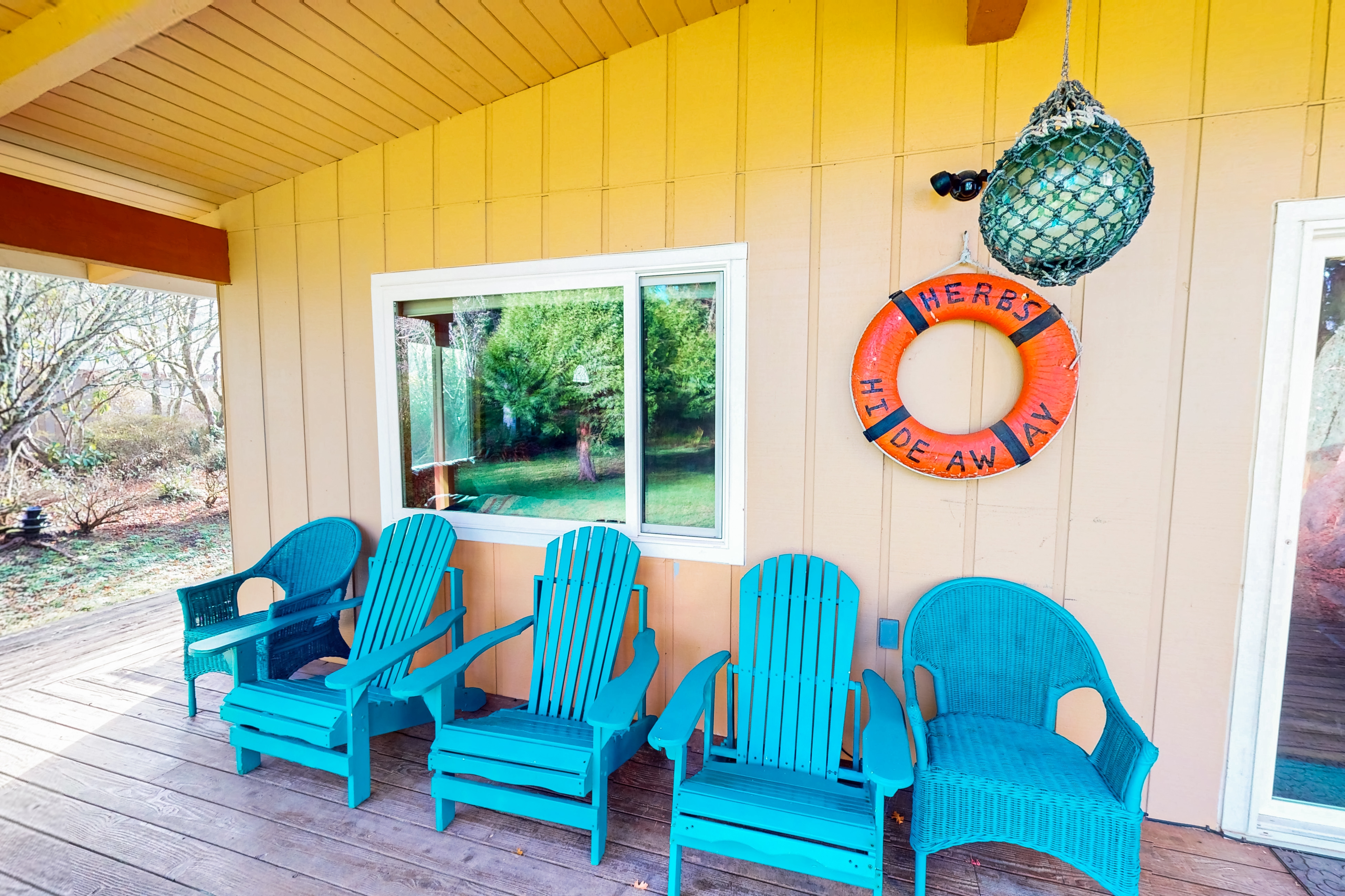 Cozy home in peaceful neighborhood near park beach shops and restaurants