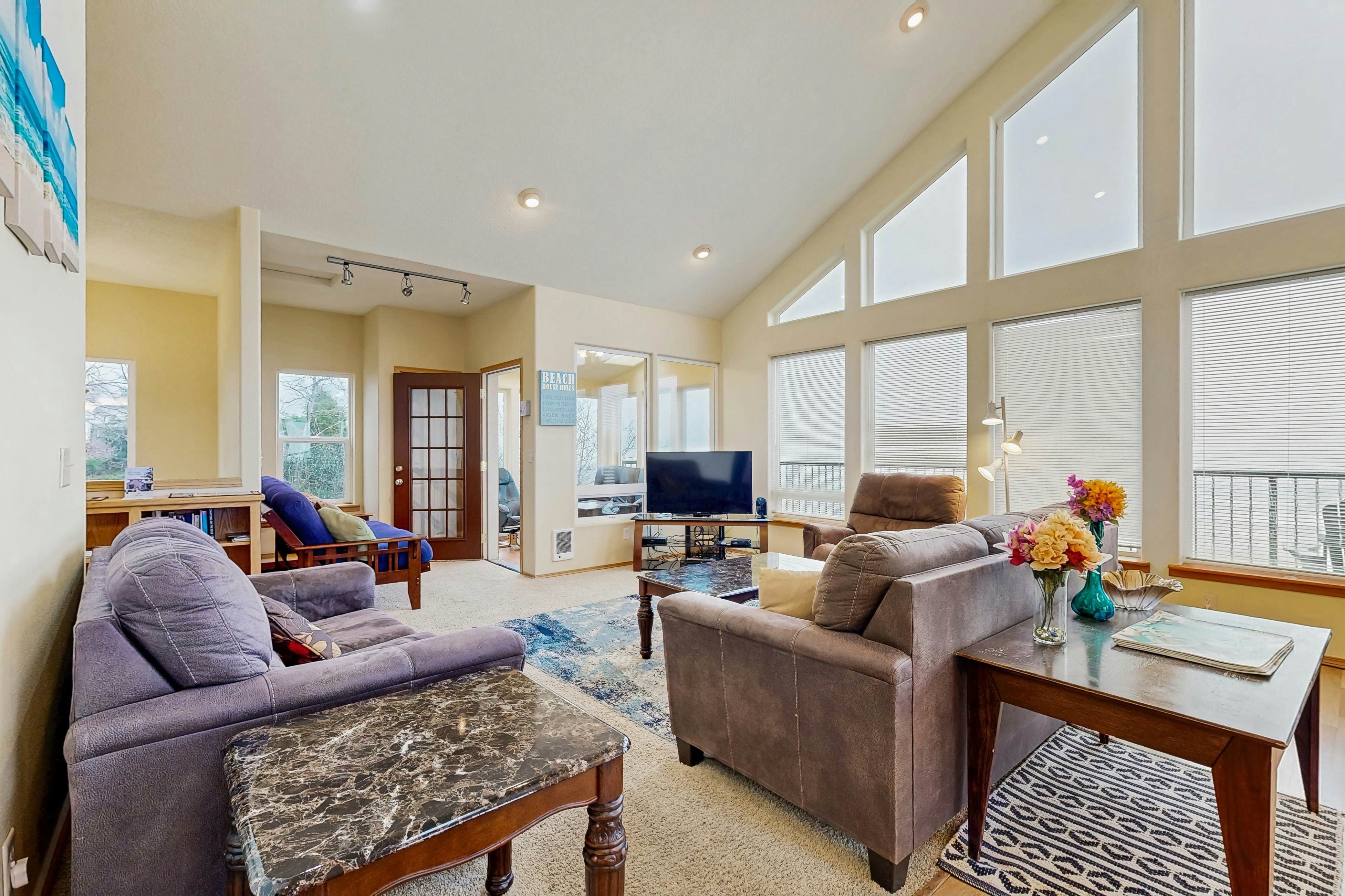 Beautiful Home with Ocean Lake and Mountain Views Gas Grill and Free WiFi