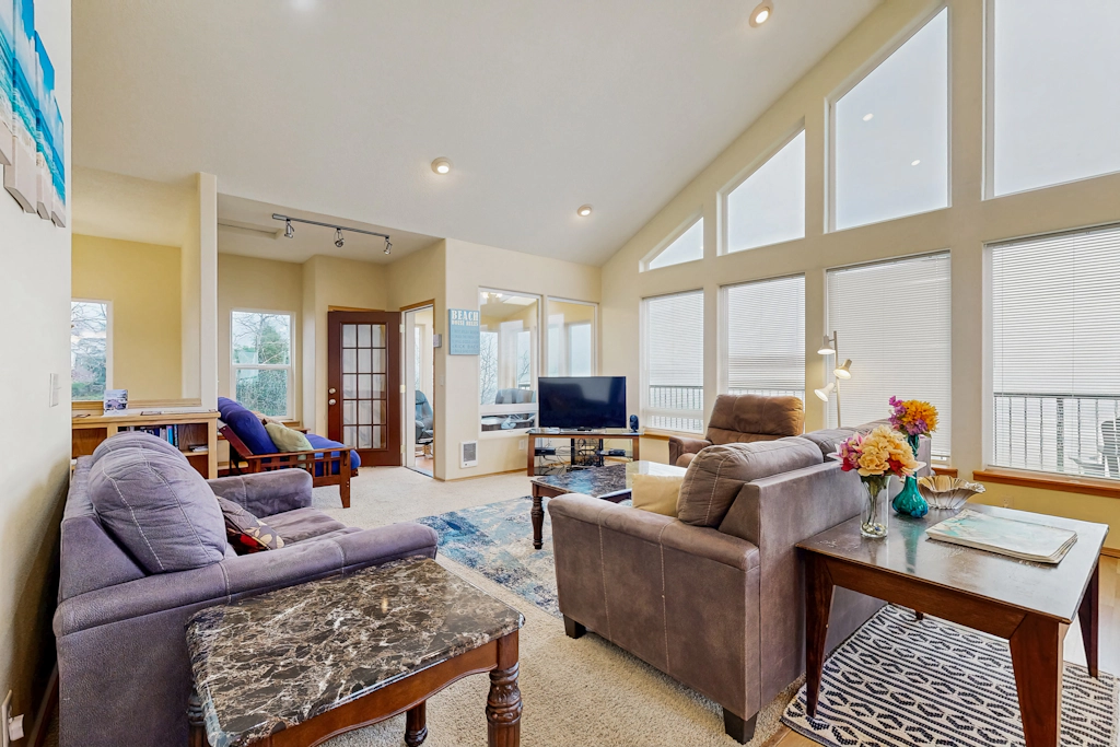 Beautiful Home with Ocean Lake and Mountain Views Gas Grill and Free WiFi