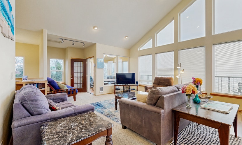 Beautiful Home with Ocean Lake and Mountain Views Gas Grill and Free WiFi