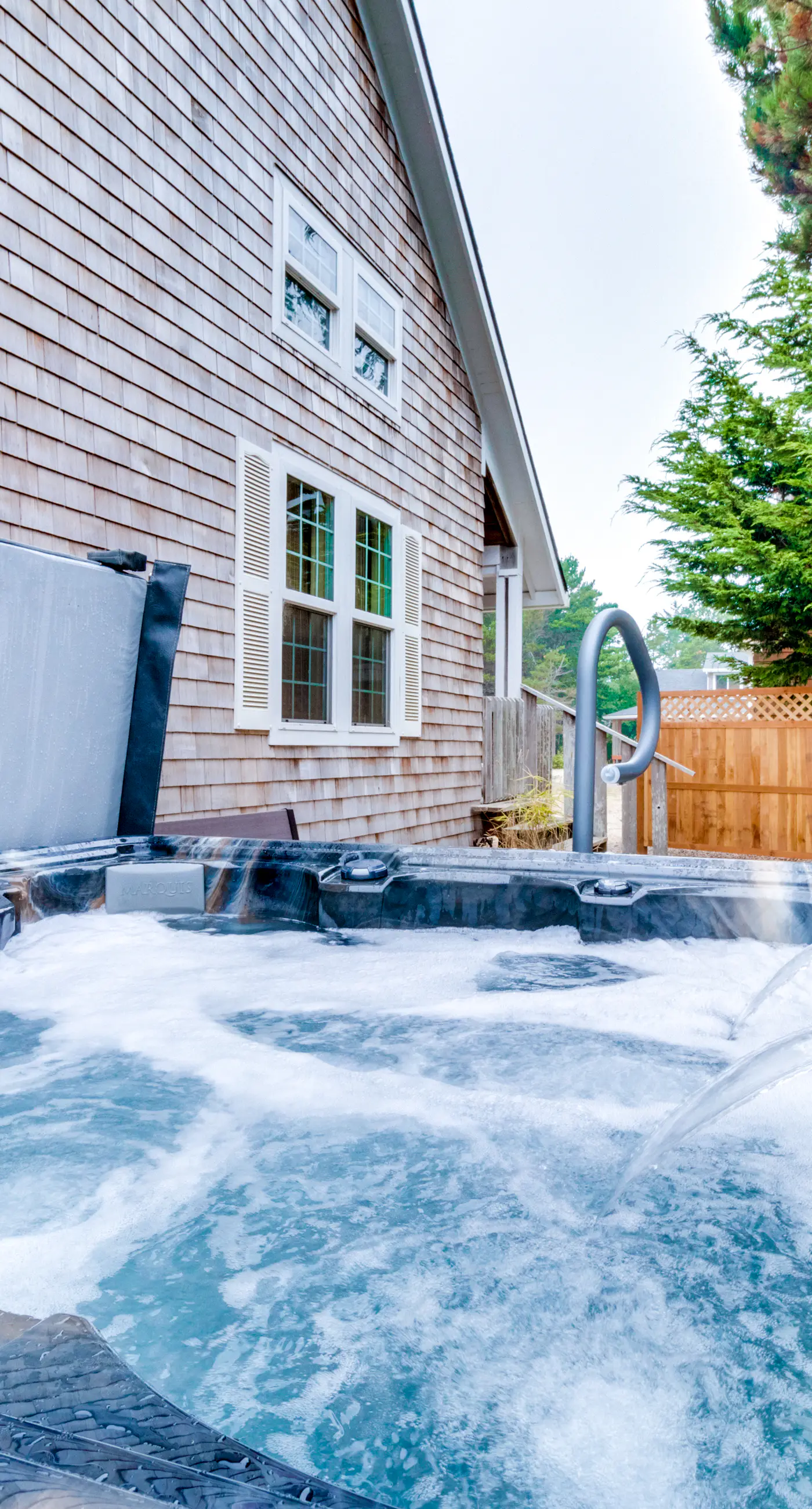 Sunny Beach House with Private Hot Tub Firepit and Tons of Space Dogs OK