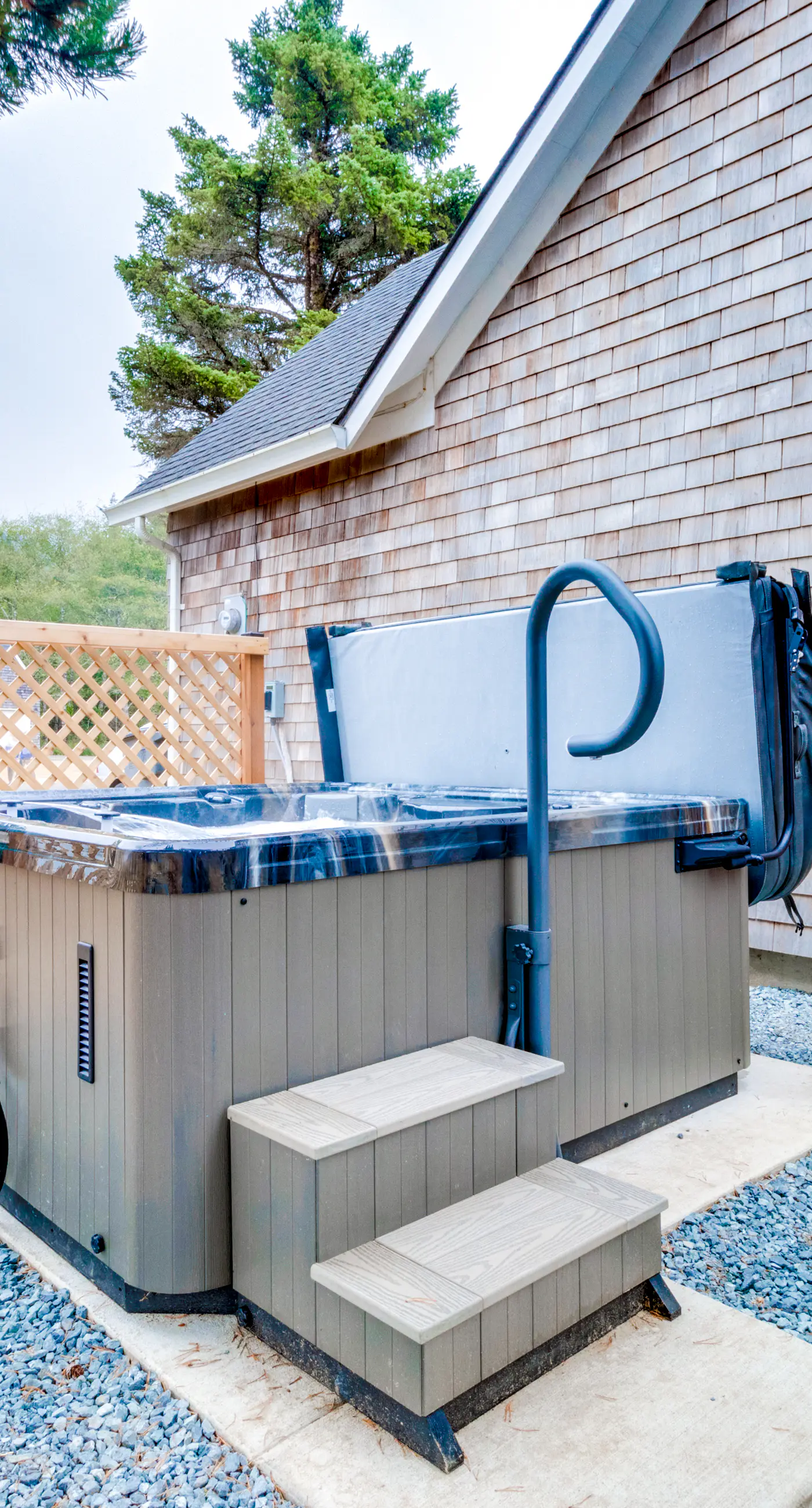 Sunny Beach House with Private Hot Tub Firepit and Tons of Space Dogs OK