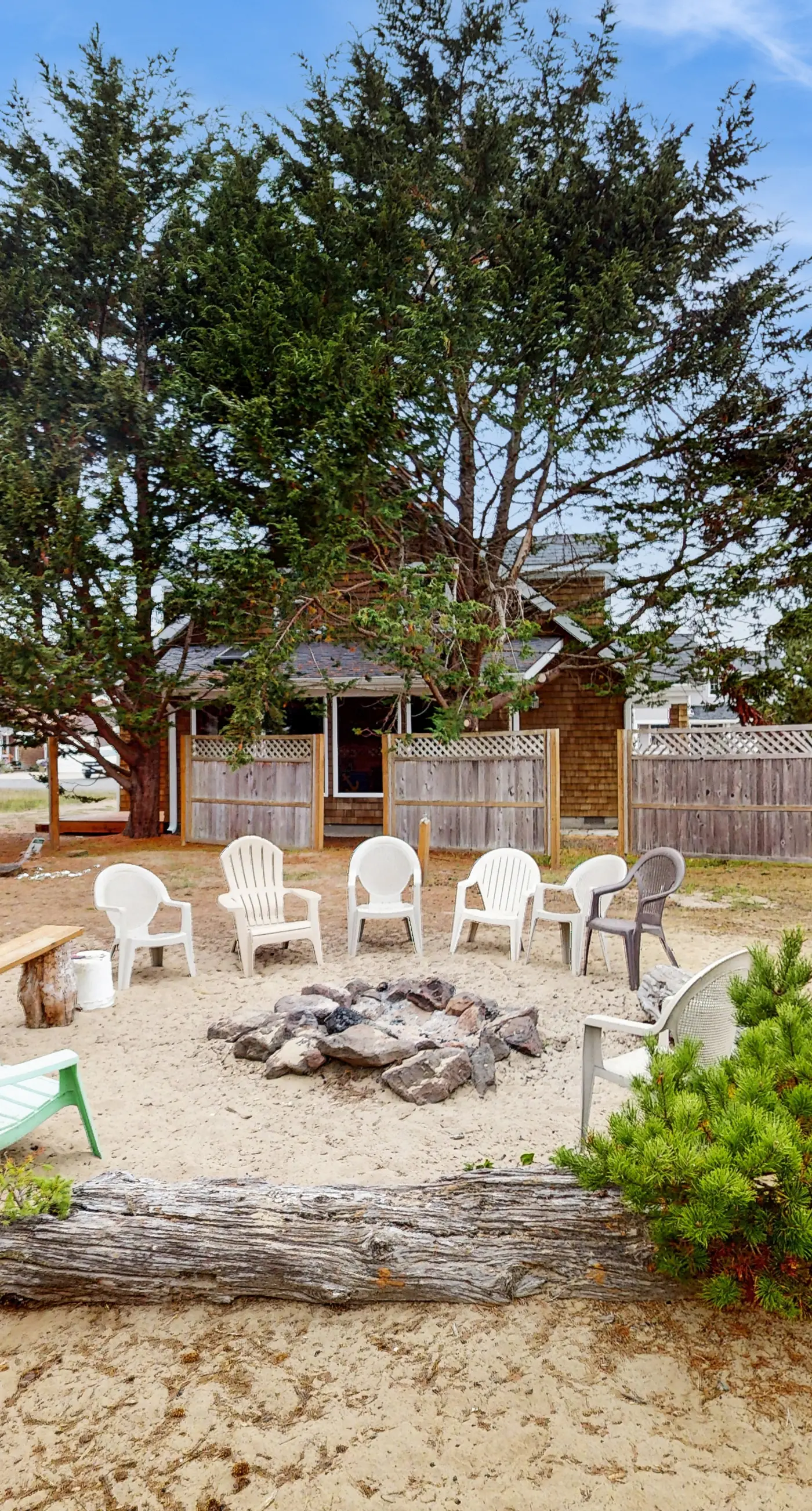 Sunny Beach House with Private Hot Tub Firepit and Tons of Space Dogs OK