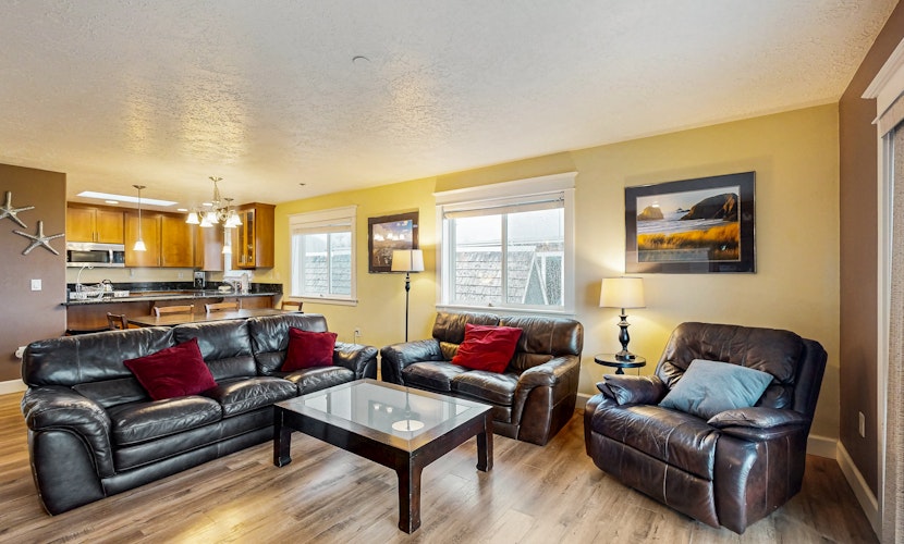 Luxurious Oceanfront House with Ocean Views and Beach Access Dogs OK