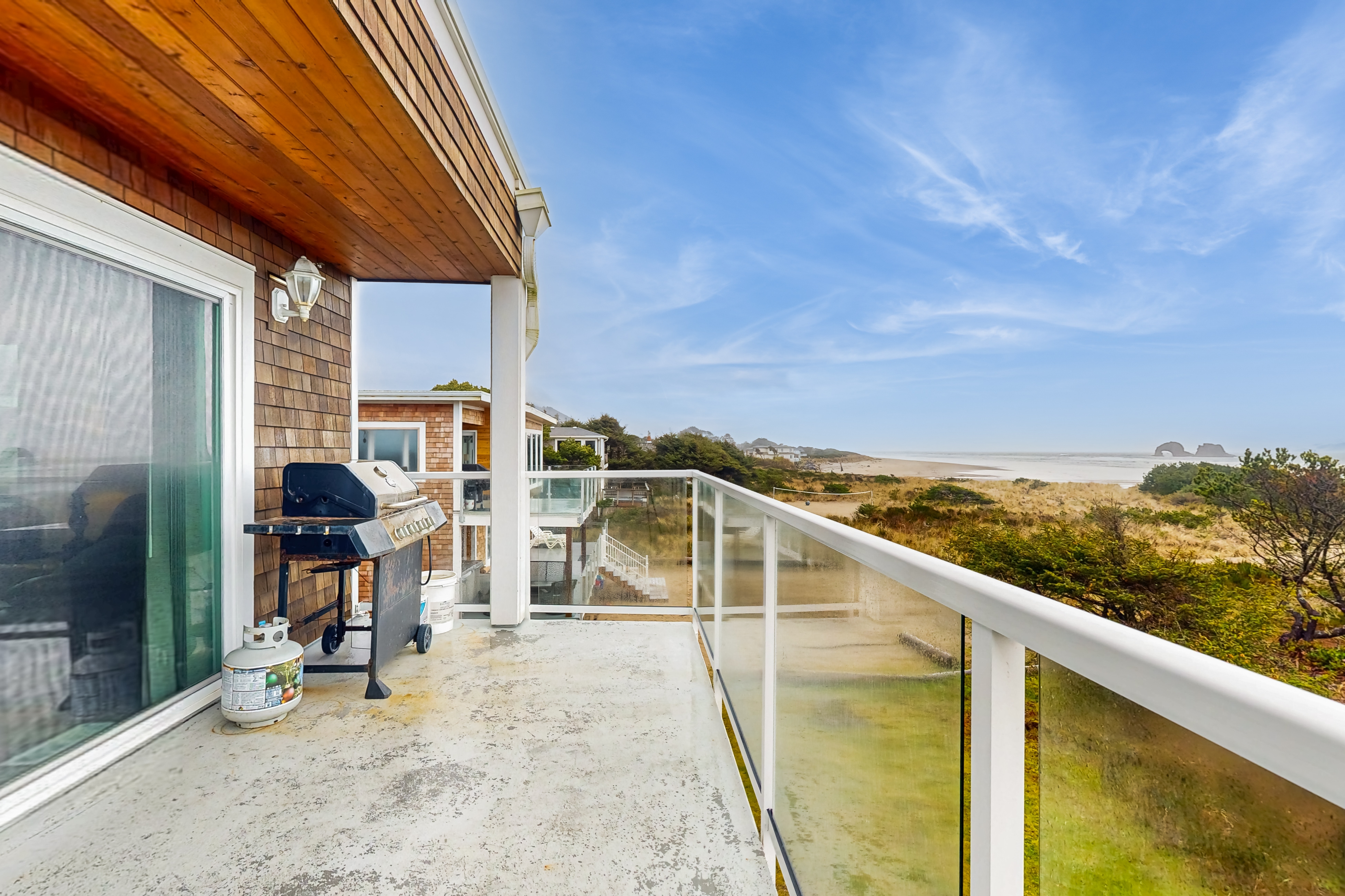 Luxurious Oceanfront House with Ocean Views and Beach Access Dogs OK
