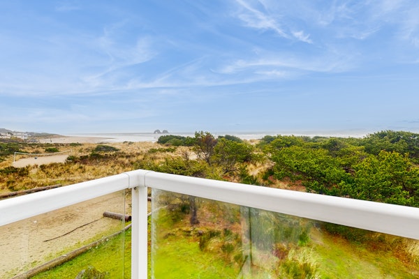 Luxurious Oceanfront House with Ocean Views and Beach Access Dogs OK