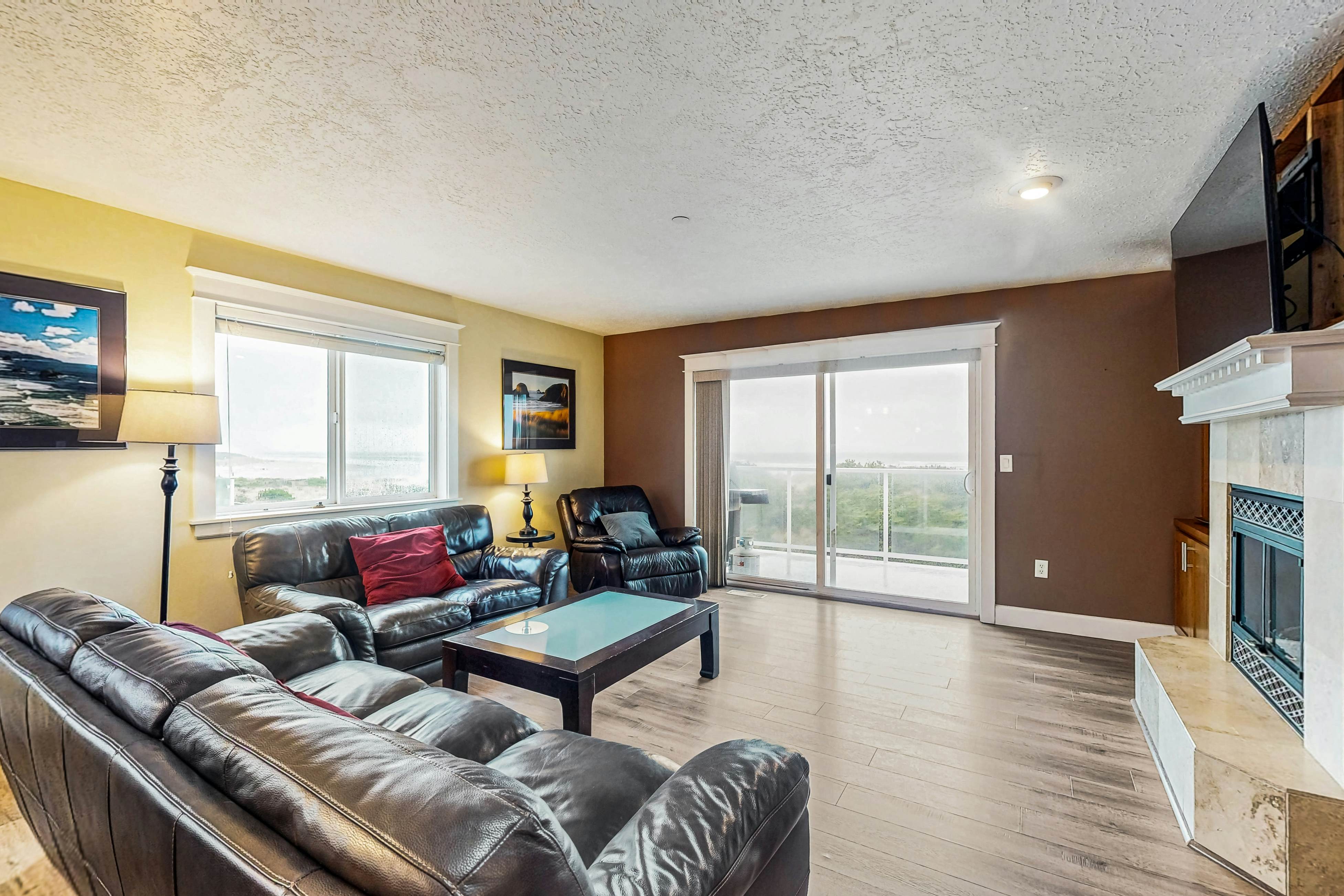 Luxurious Oceanfront House w/ Ocean Views & Beach Access - Dogs OK