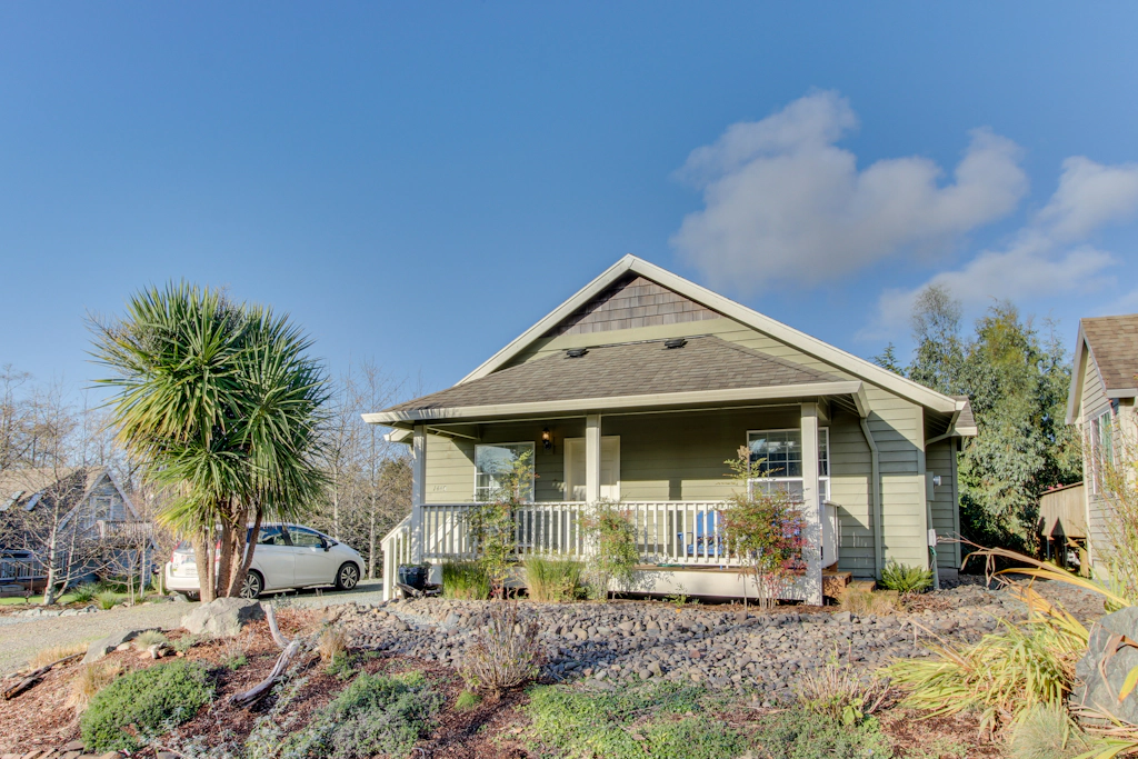 Dog Friendly Home Just a Half Mile Walk to the Beach and Heart of Town