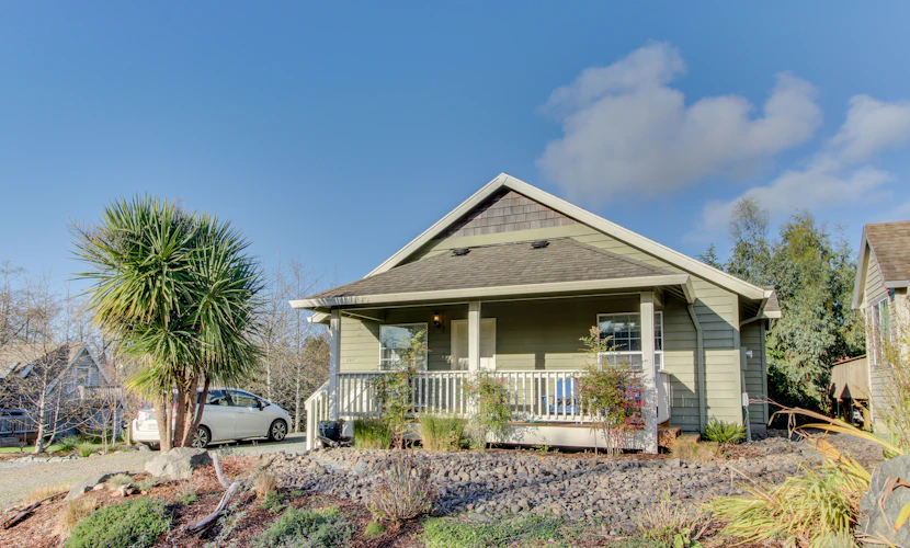 Dog Friendly Home Just a Half Mile Walk to the Beach and Heart of Town