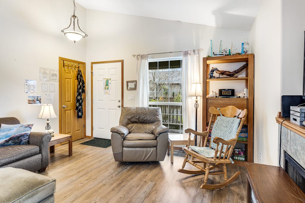 Dog Friendly Home Just a Half Mile Walk to the Beach and Heart of Town