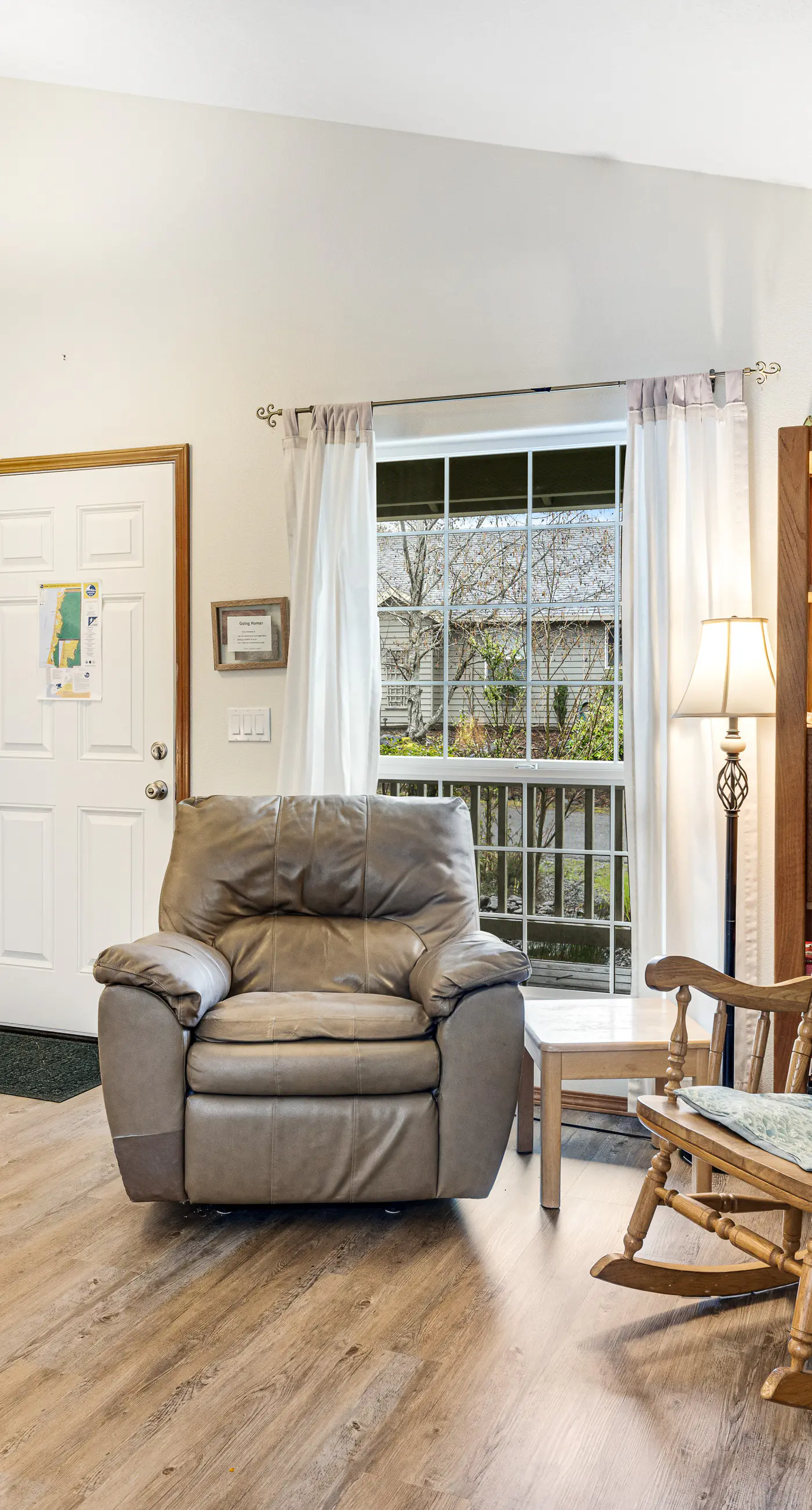 Dog Friendly Home Just a Half Mile Walk to the Beach and Heart of Town