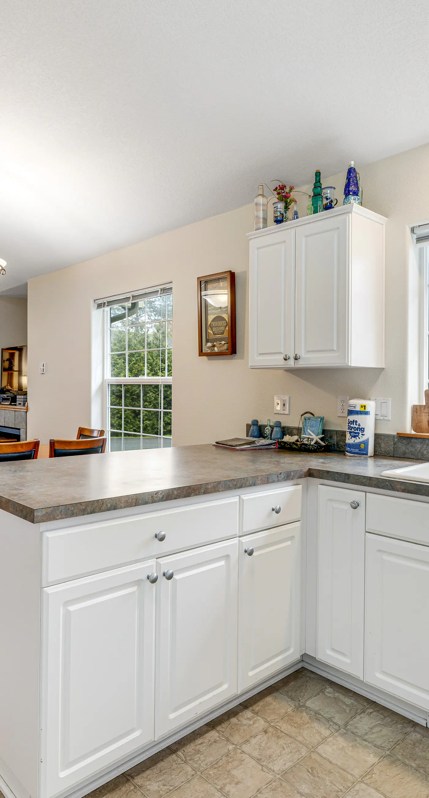 Dog Friendly Home Just a Half Mile Walk to the Beach and Heart of Town