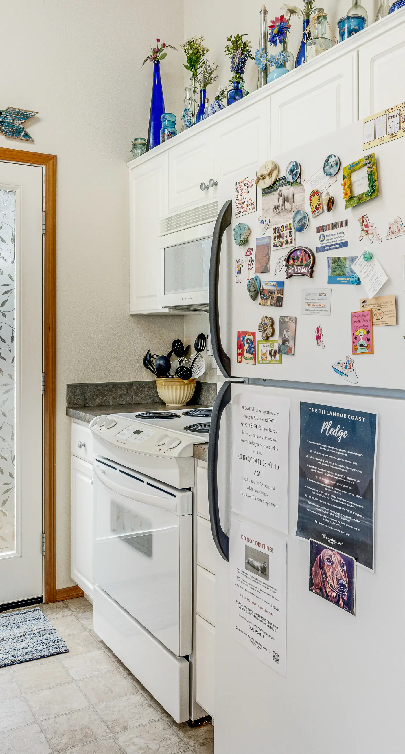 Dog Friendly Home Just a Half Mile Walk to the Beach and Heart of Town