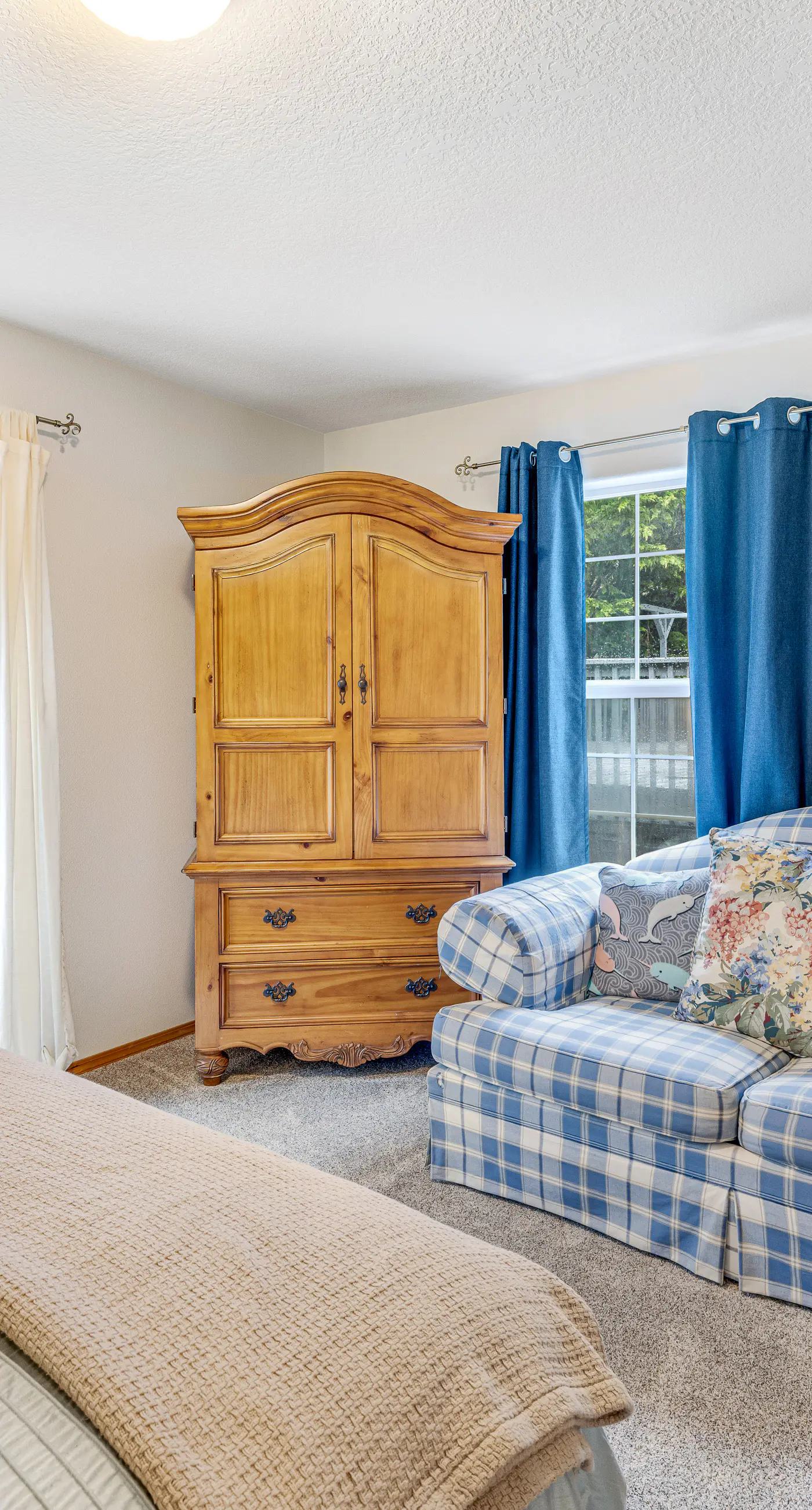 Dog Friendly Home Just a Half Mile Walk to the Beach and Heart of Town