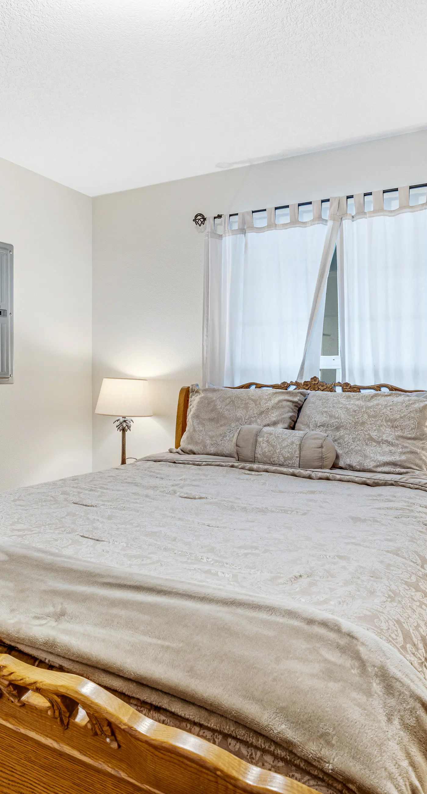Dog Friendly Home Just a Half Mile Walk to the Beach and Heart of Town