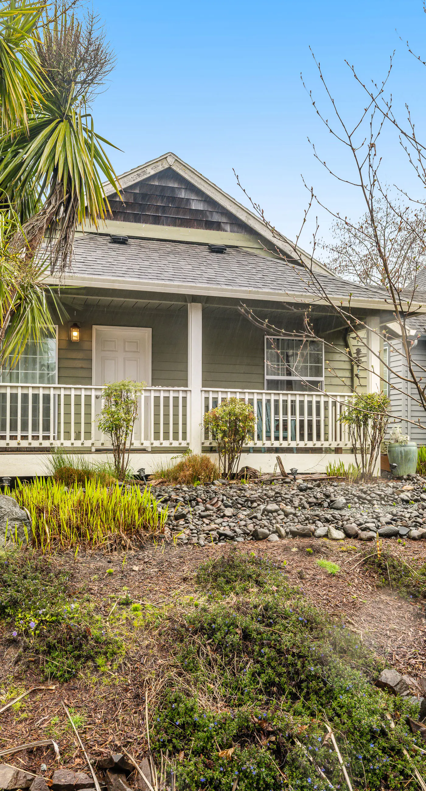 Dog Friendly Home Just a Half Mile Walk to the Beach and Heart of Town