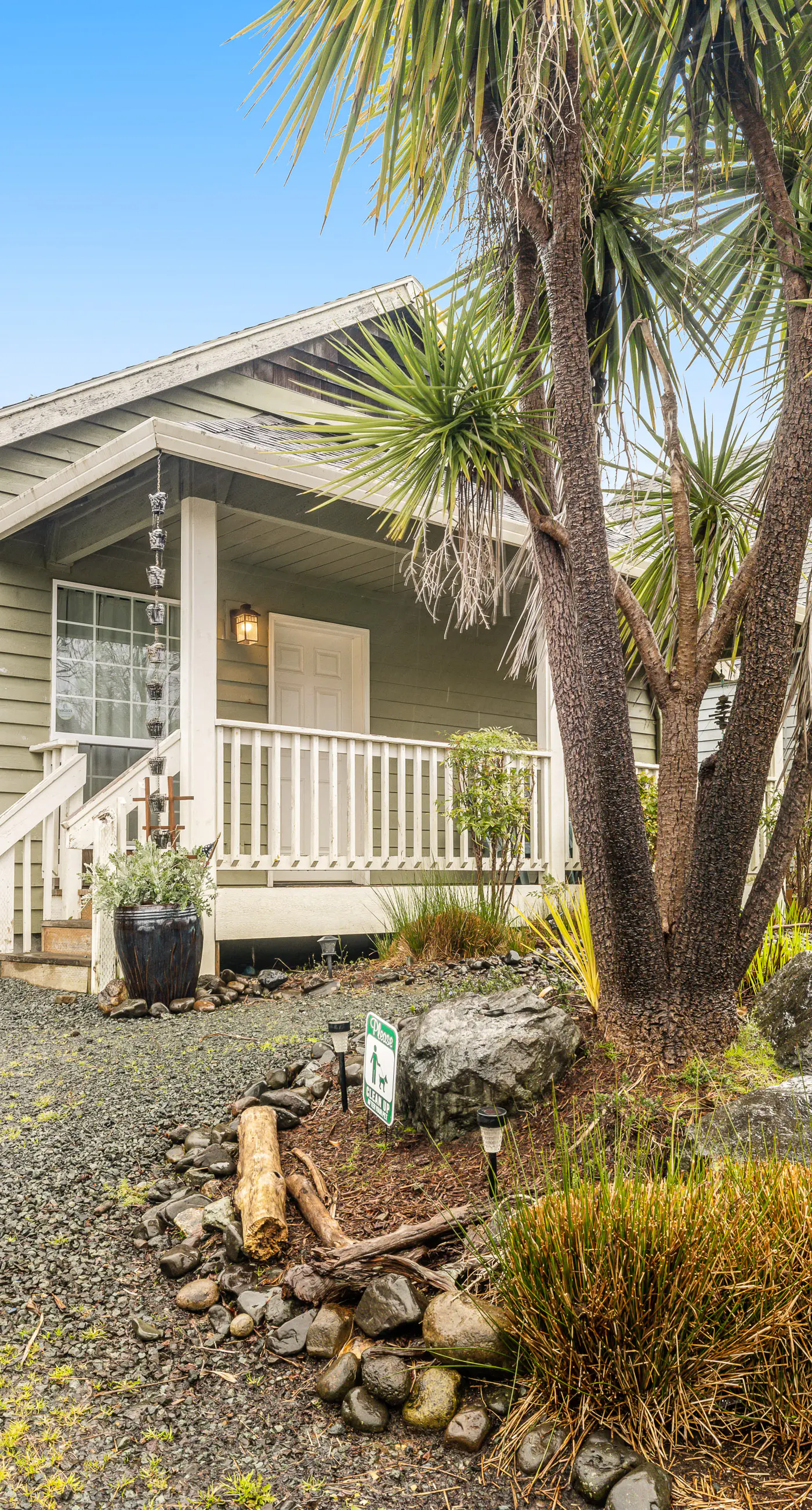 Dog Friendly Home Just a Half Mile Walk to the Beach and Heart of Town