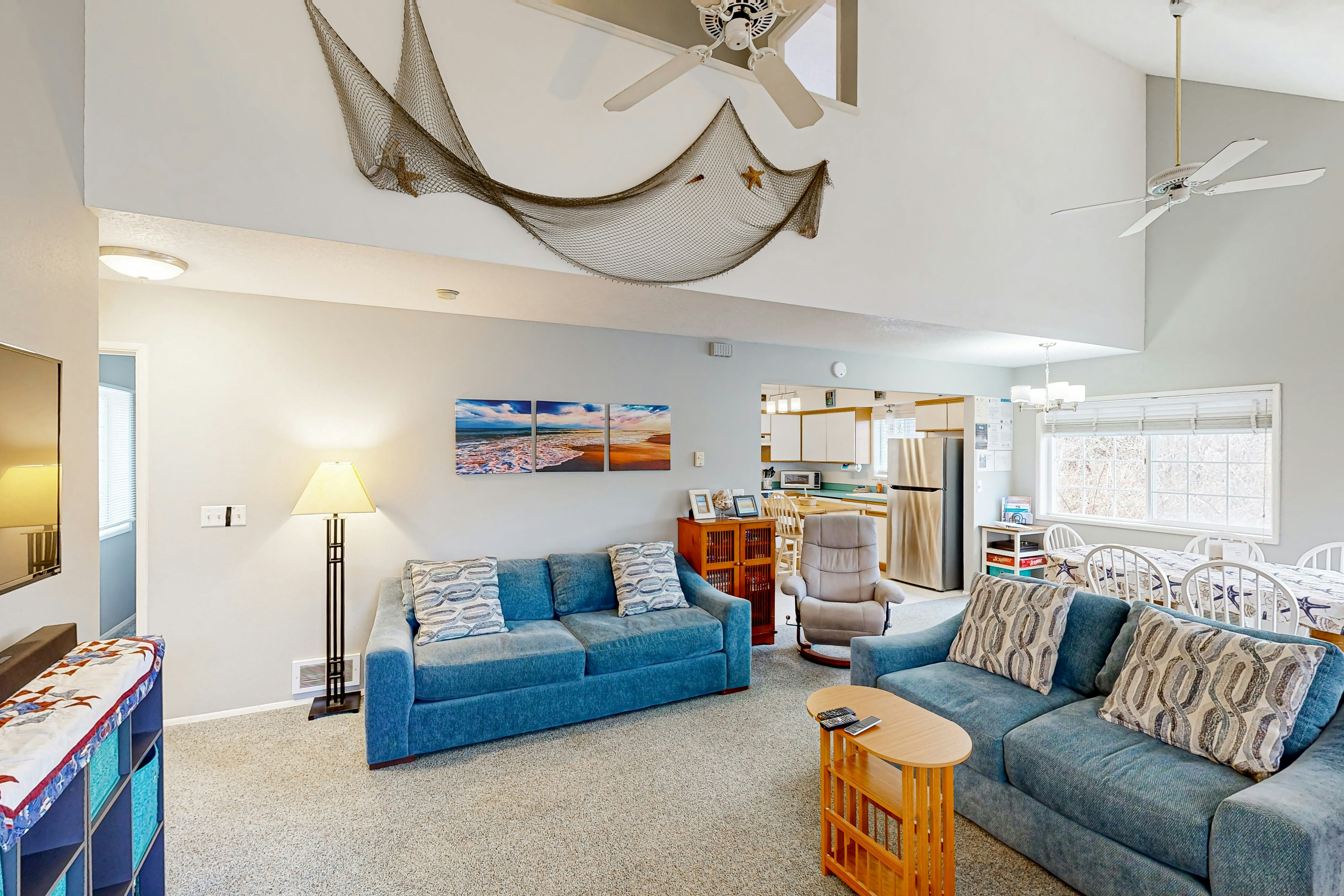 Cozy family home away from home, dog-friendly w/nearby beach access & hot tub