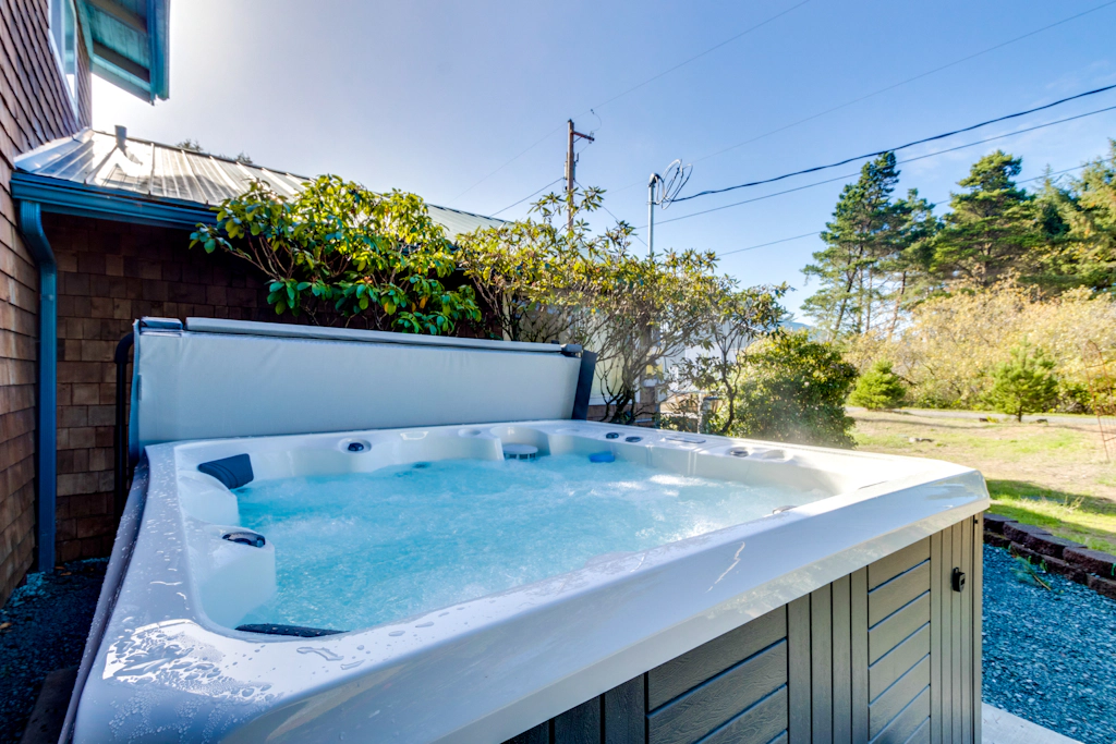 Dog Friendly Home with Private Hot Tub and Game Room Near the Beach and Nedonna Lake