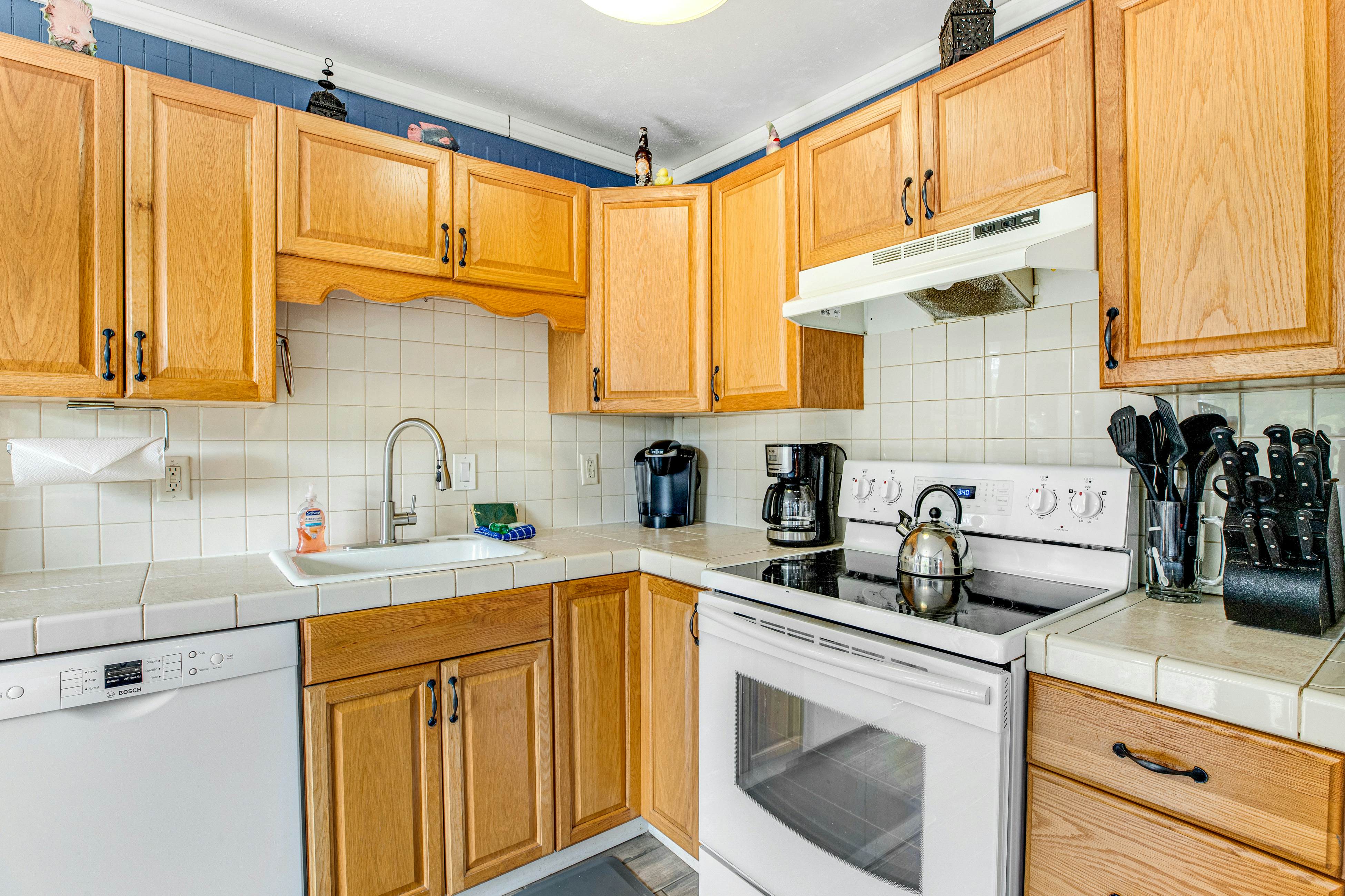 Dog-Friendly Home with Private Hot Tub & Game Room - Near the Beach & Nedonna Lake