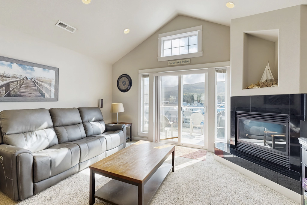 Dog friendly beach condo in a great location for exploring Rockaway Beach