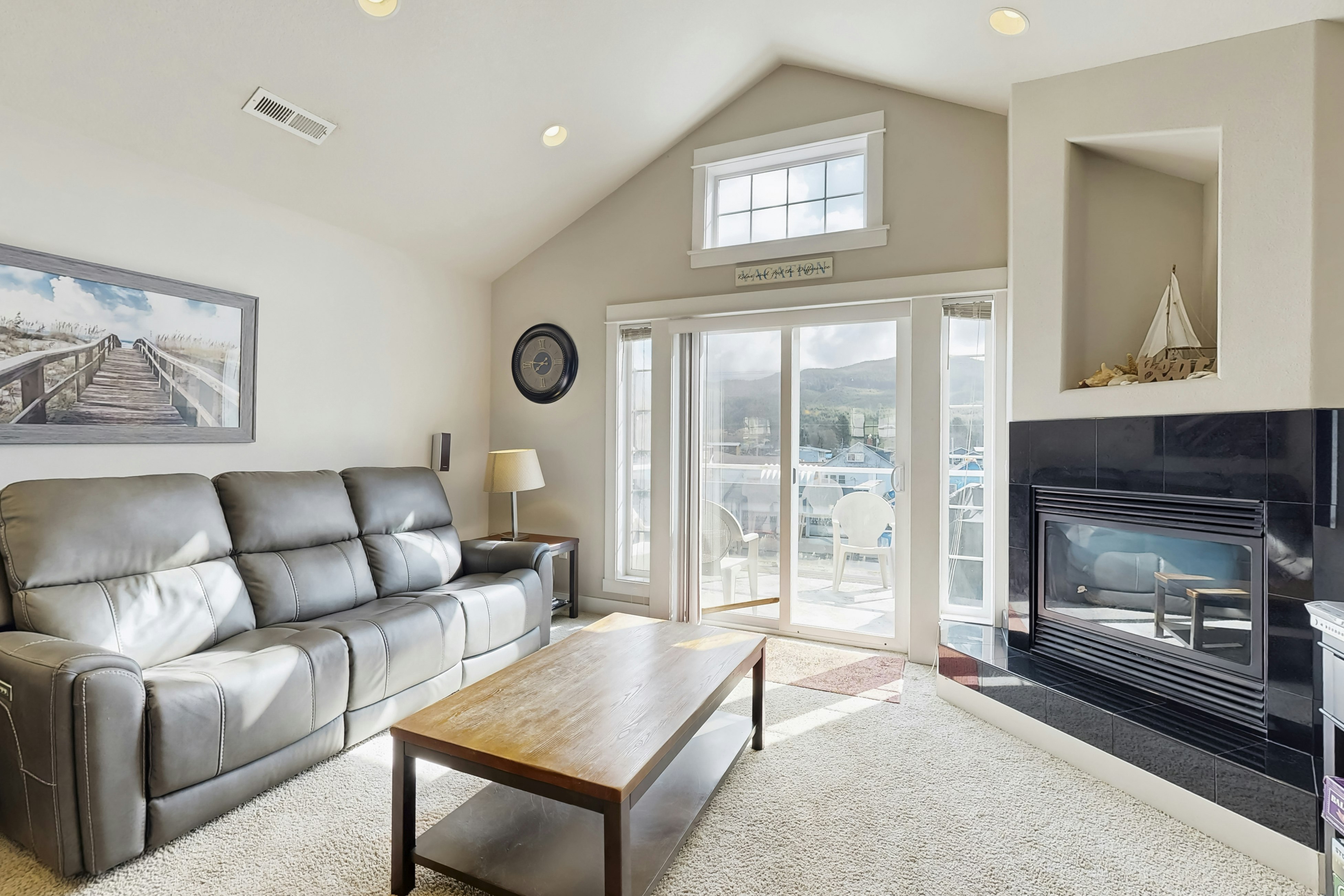 Dog-friendly beach condo in a great location for exploring Rockaway Beach