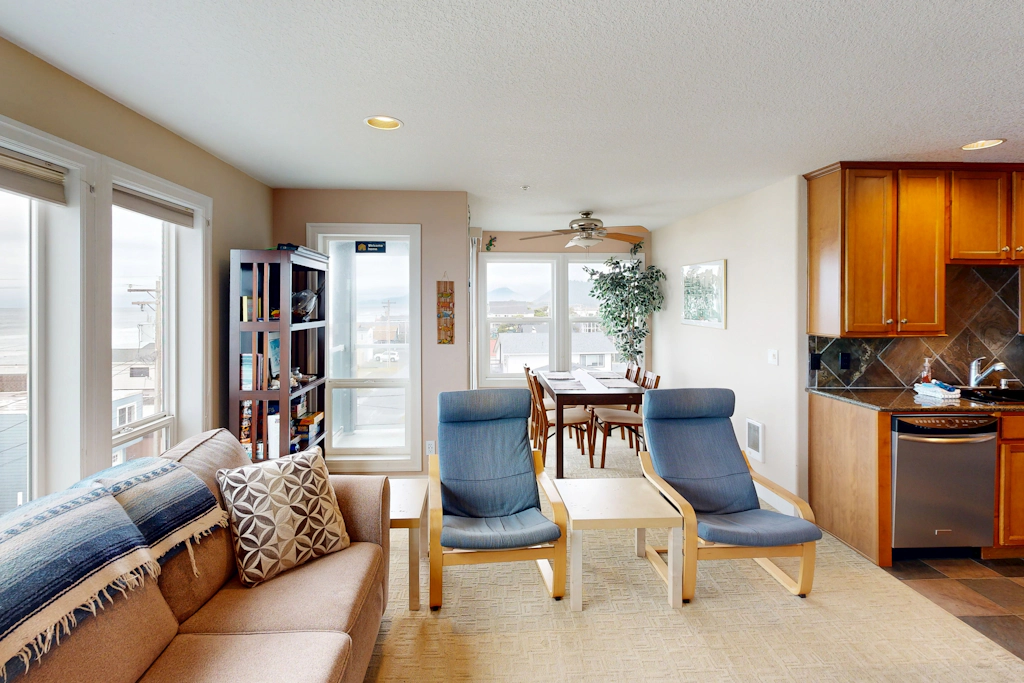 Modern Condo with Gorgeous Views Balcony and WiFi Quick Walk to Beach