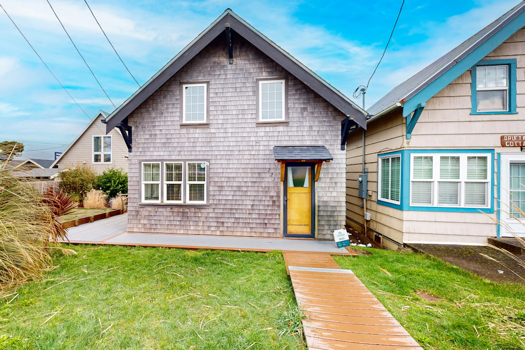 Bright and Airy Cottage Right in Town Across Street from the Beach