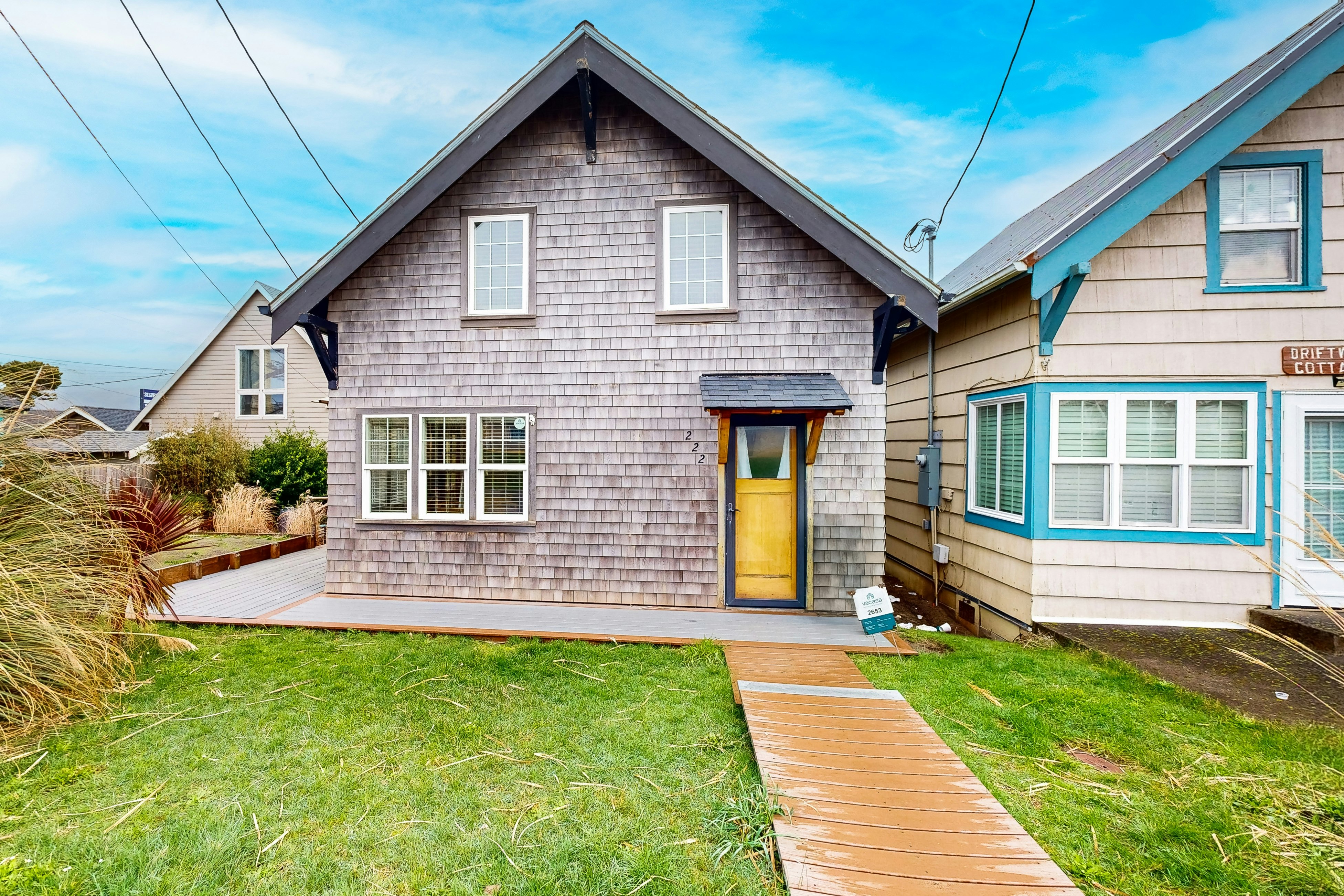 Bright & Airy Cottage Right in Town - Across Street from the Beach