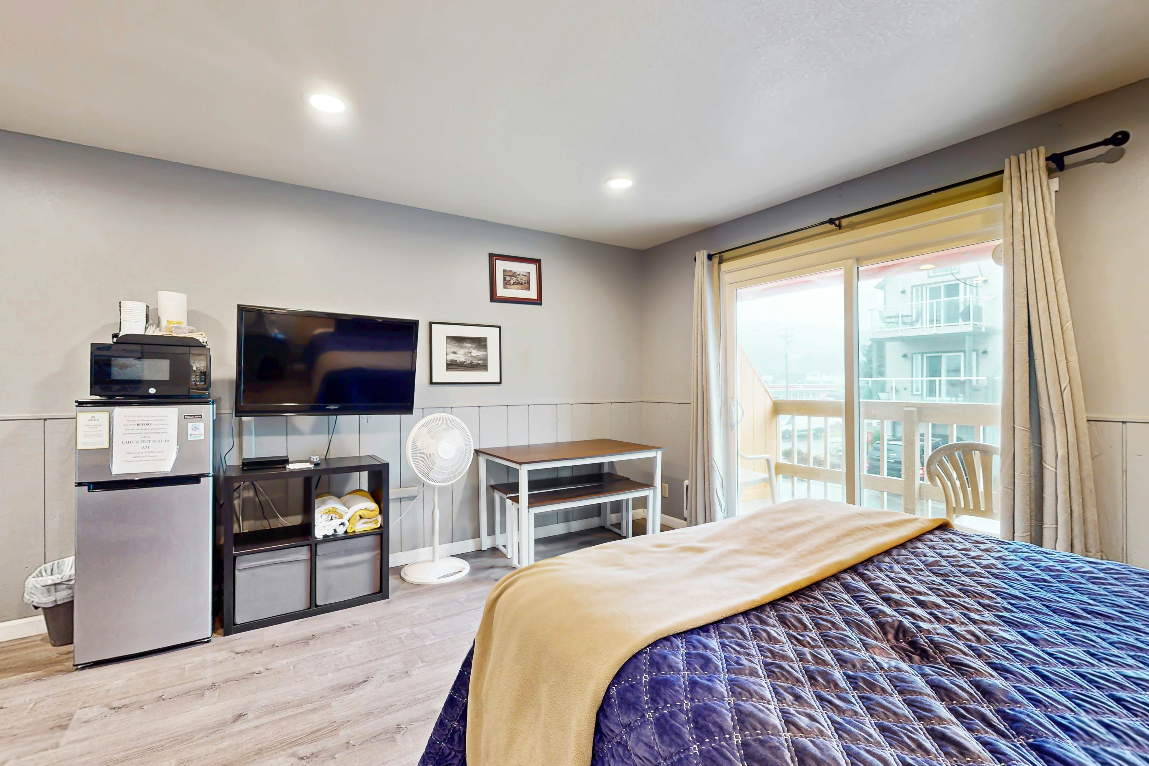 Dog-Friendly Motel Room Located Near the Beach and Downtown