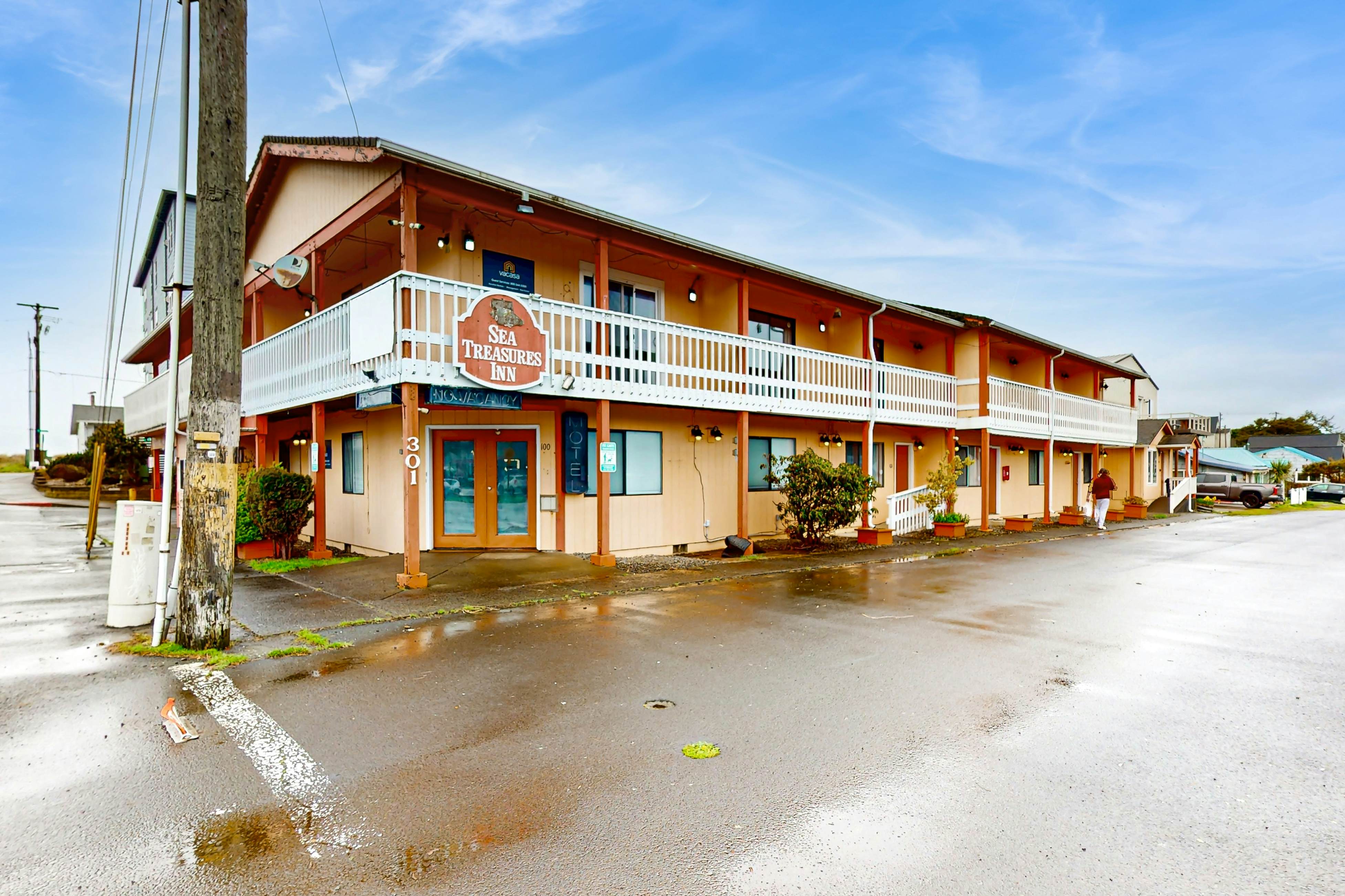 Dog-Friendly Motel Room Located Near the Beach and Downtown