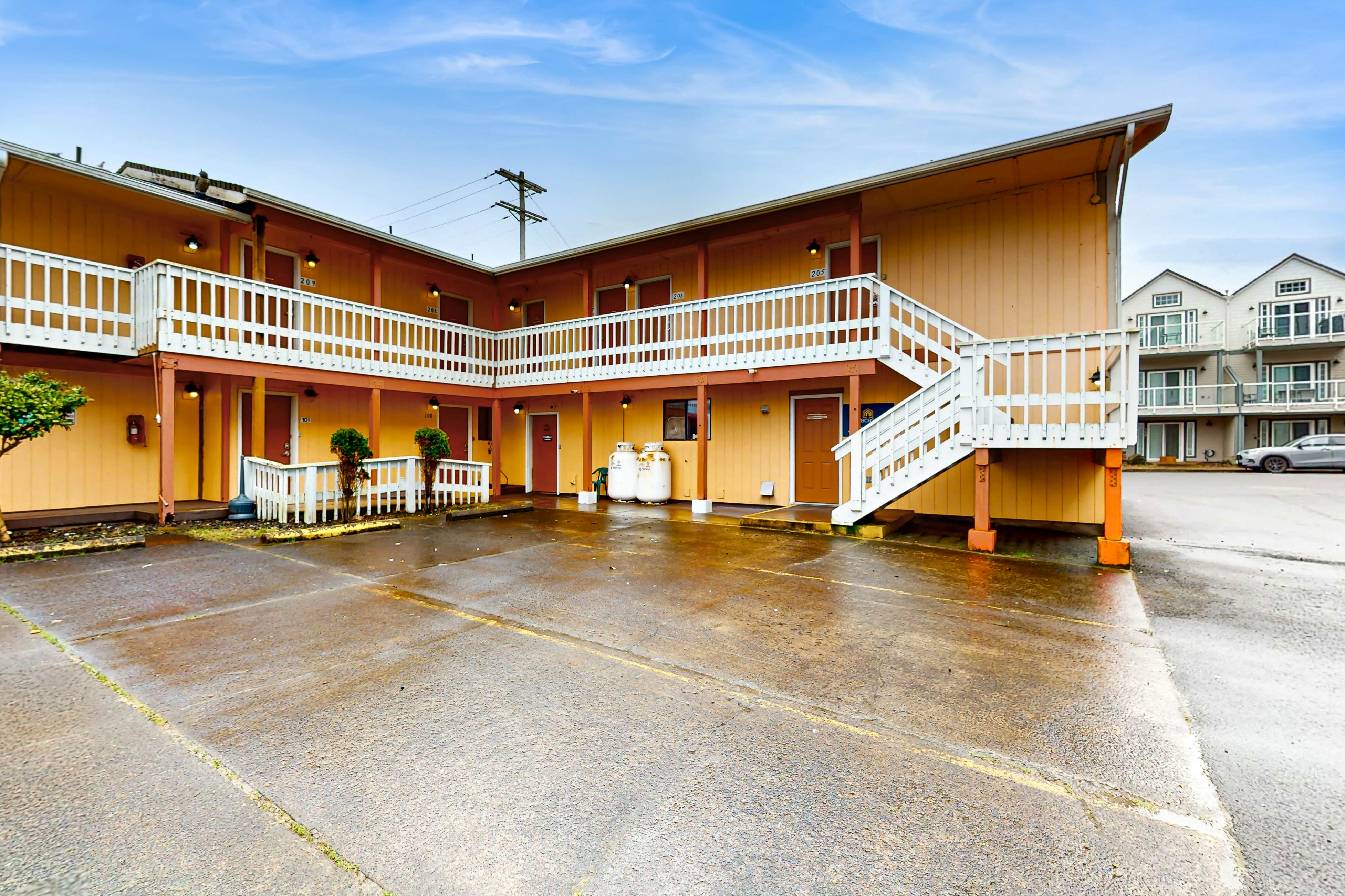 Dog-Friendly Motel Room Located Near the Beach and Downtown