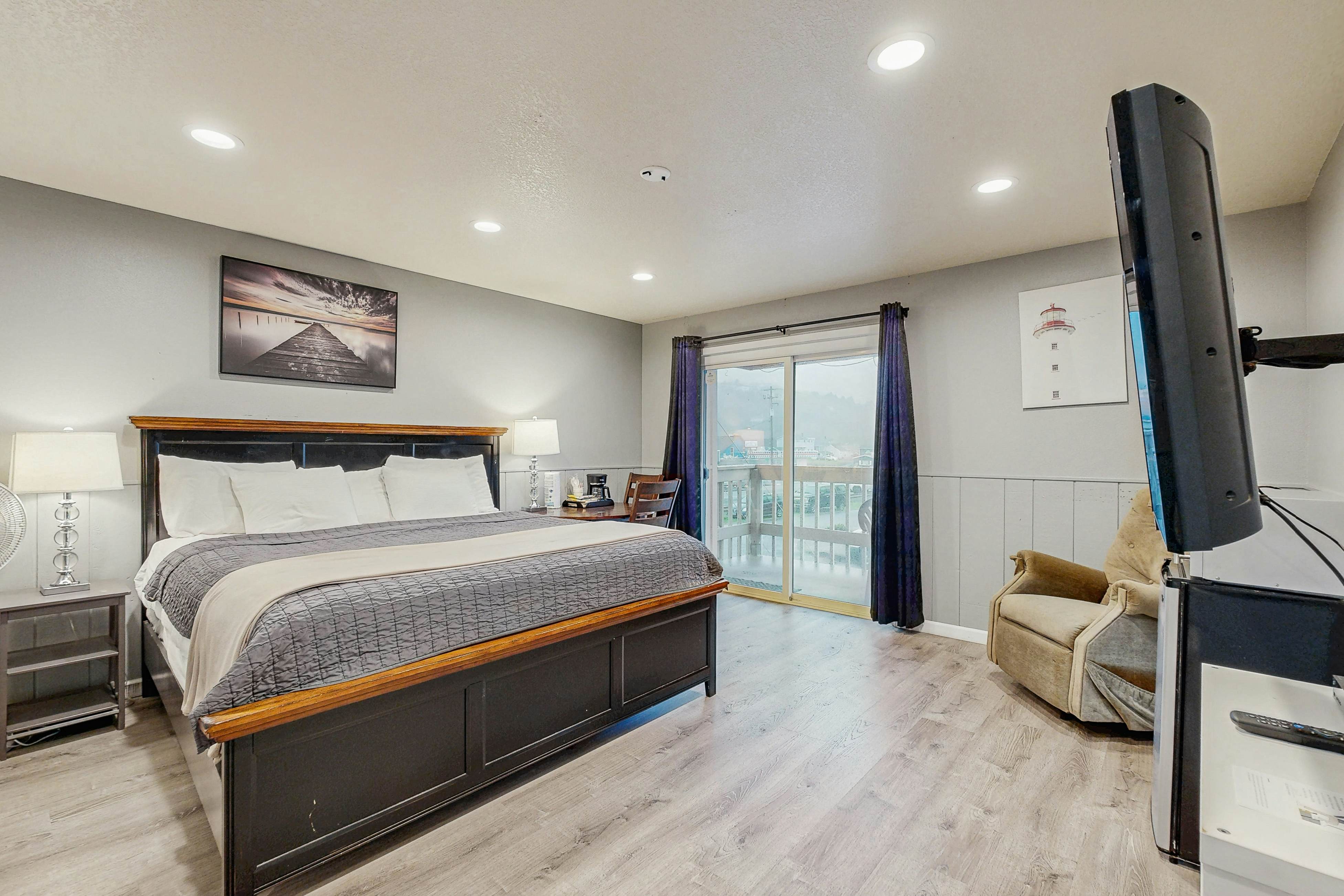 Inviting Room Blocks From the Beach & Downtown - Dogs Welcome